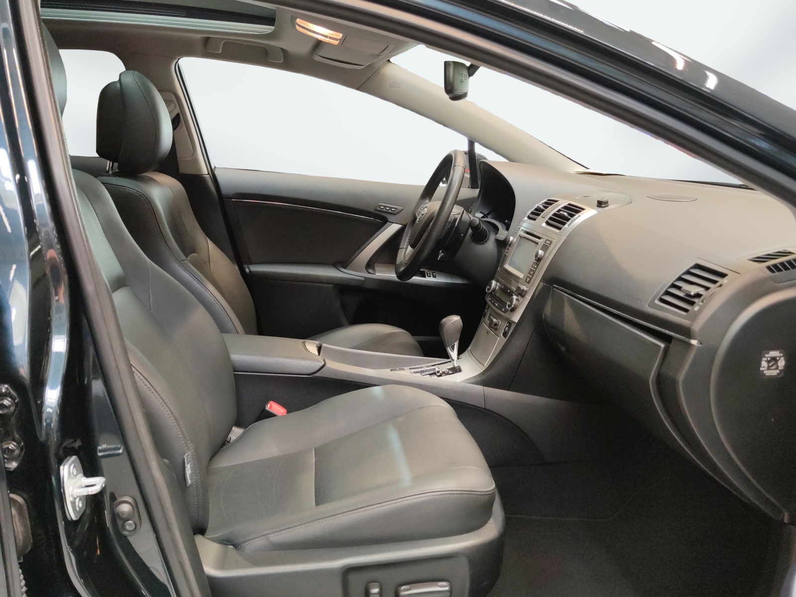 TOYOTA Avensis Wagon 2.0 VMa Sol Premium MdS-image-10