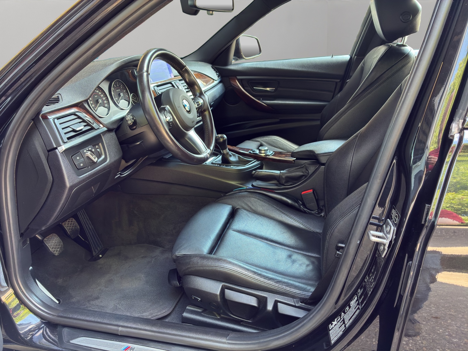 BMW 335i xDrive-image-10