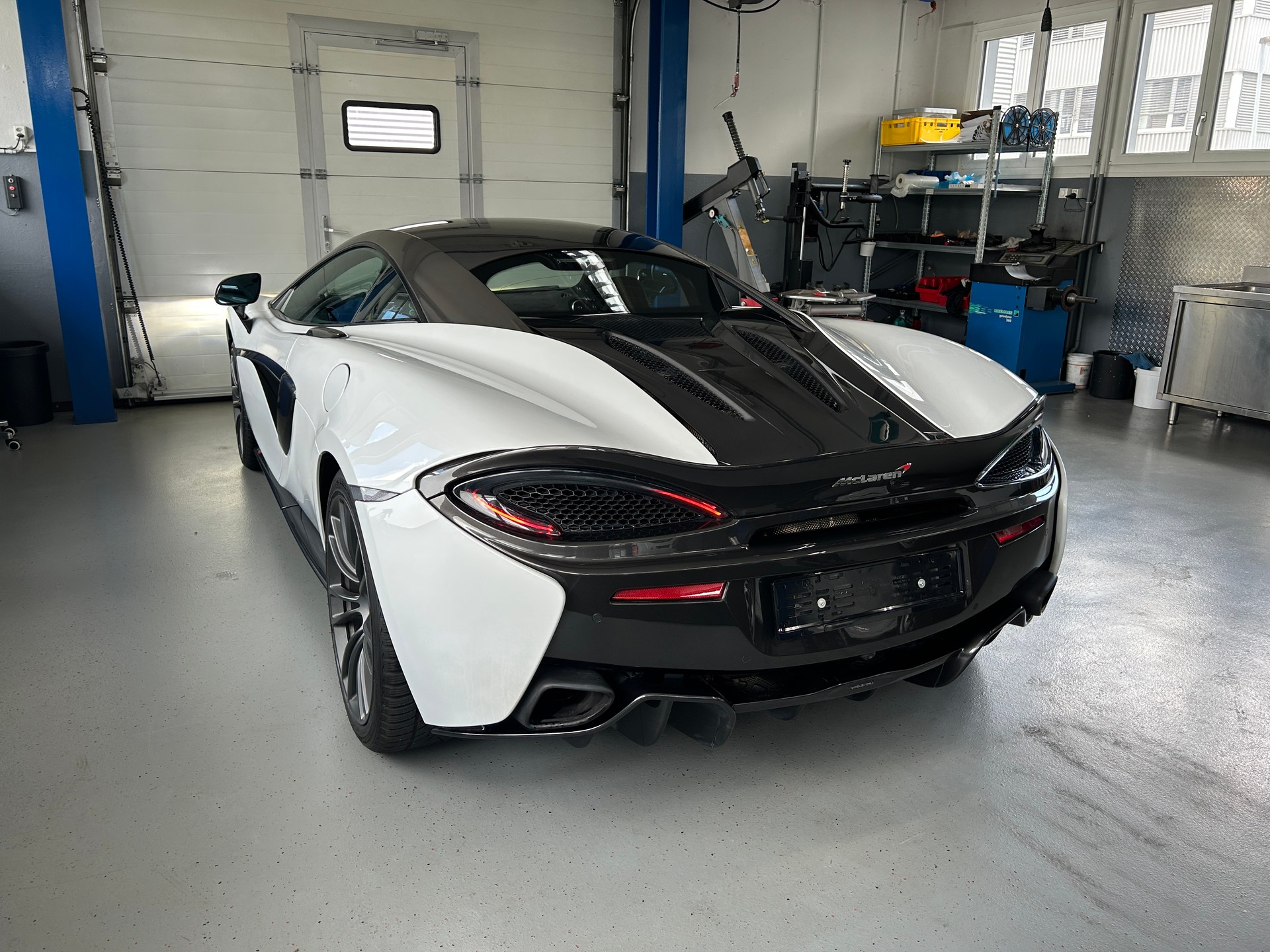 McLAREN 570S Coupé 3.8 V8 SSG-image-2