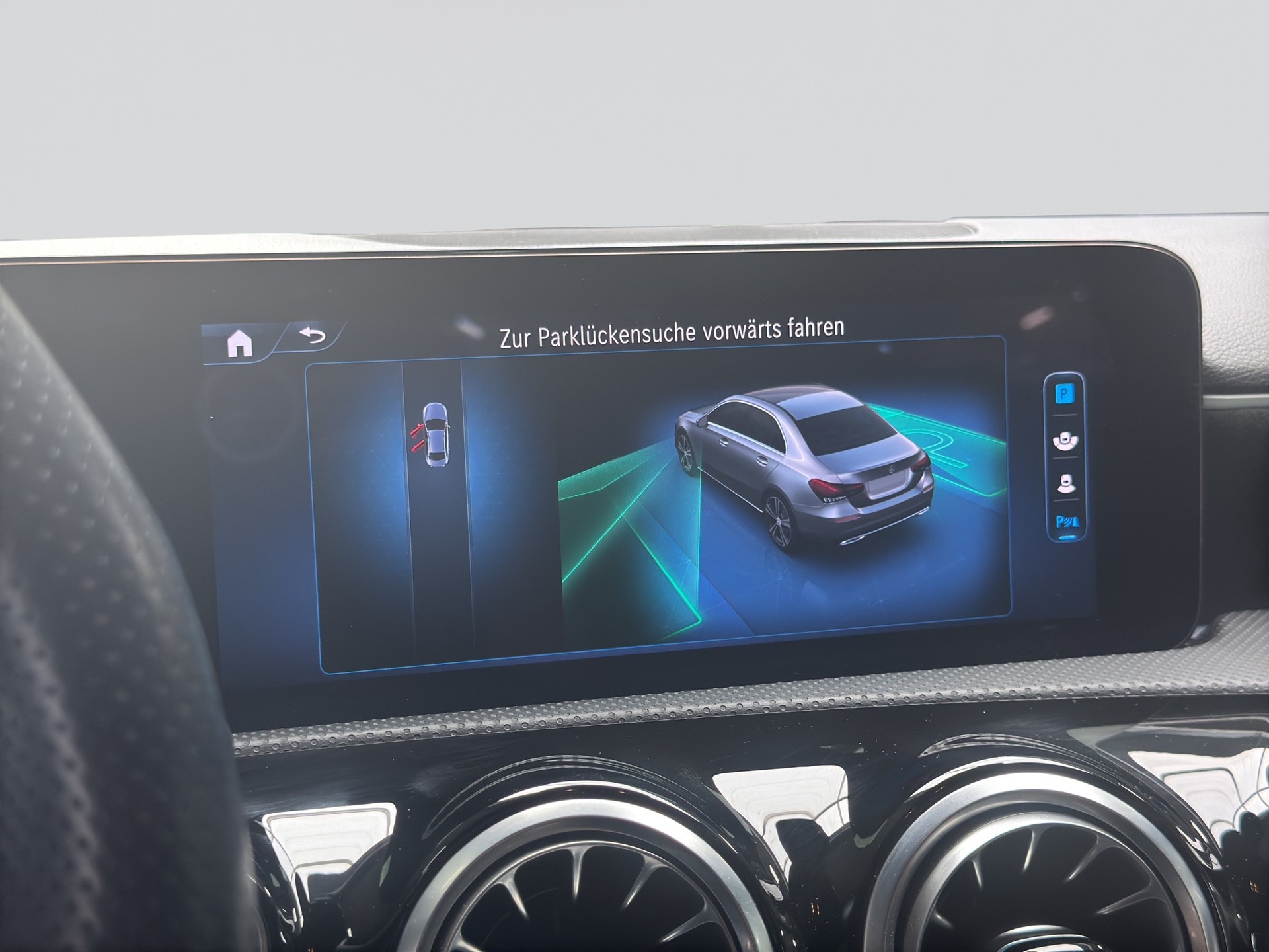 MERCEDES-BENZ A 200 AMG Line 7G-DCT-image-12