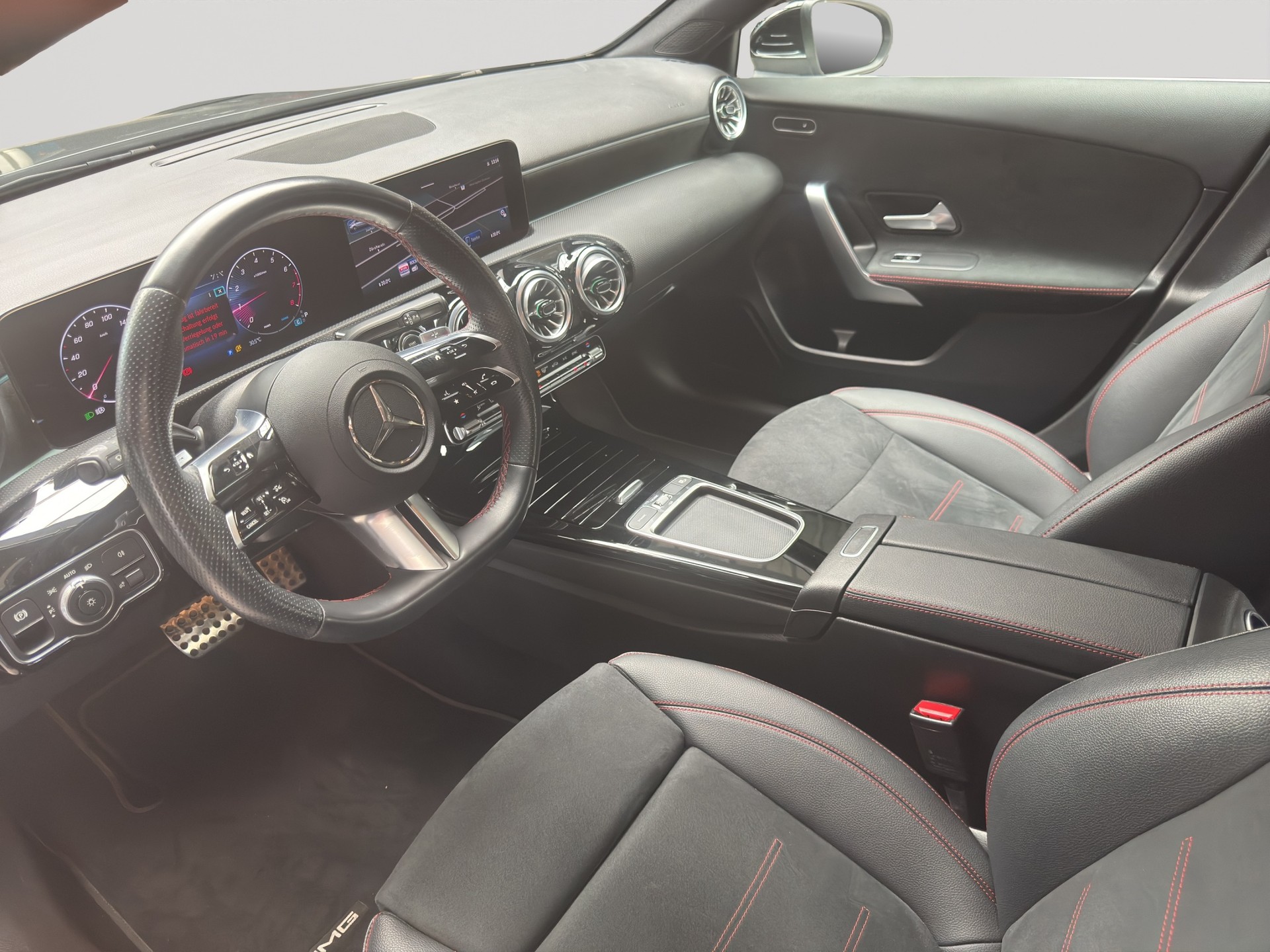MERCEDES-BENZ A 200 AMG Line 7G-DCT-image-6