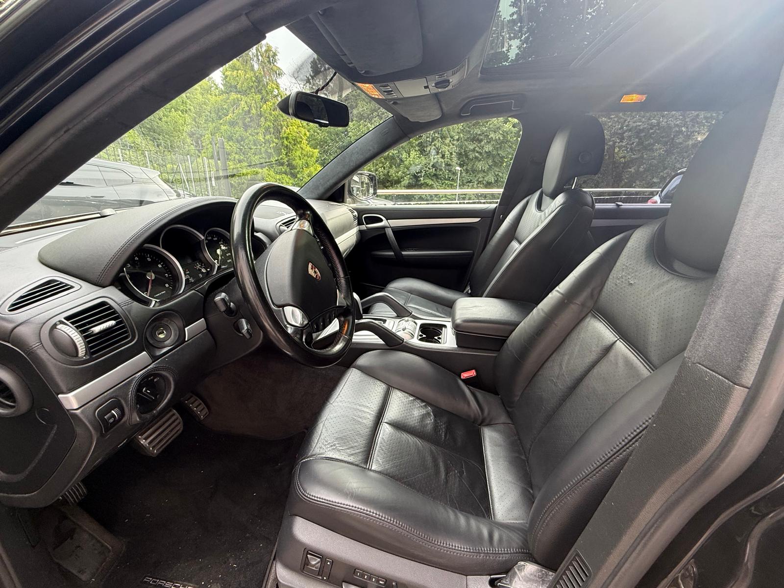 PORSCHE Cayenne Turbo-image-8