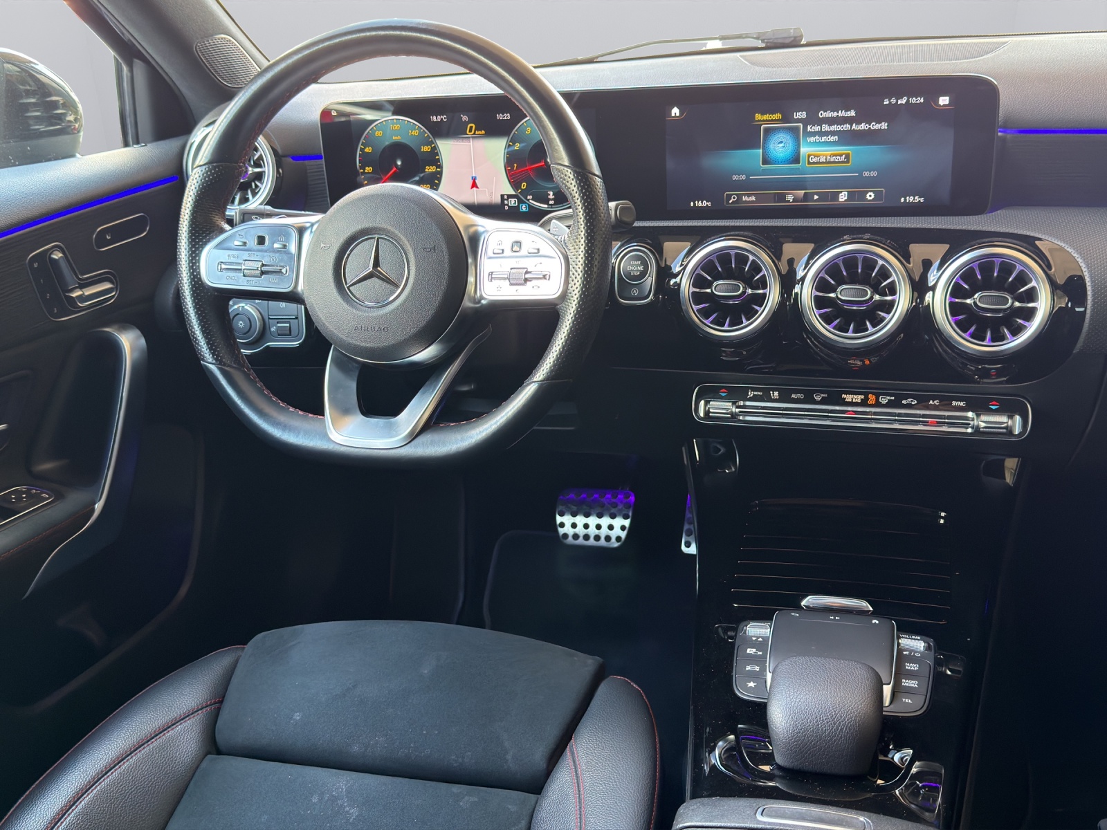 MERCEDES-BENZ A-Klasse W177 A 200 AMG Line-image-10