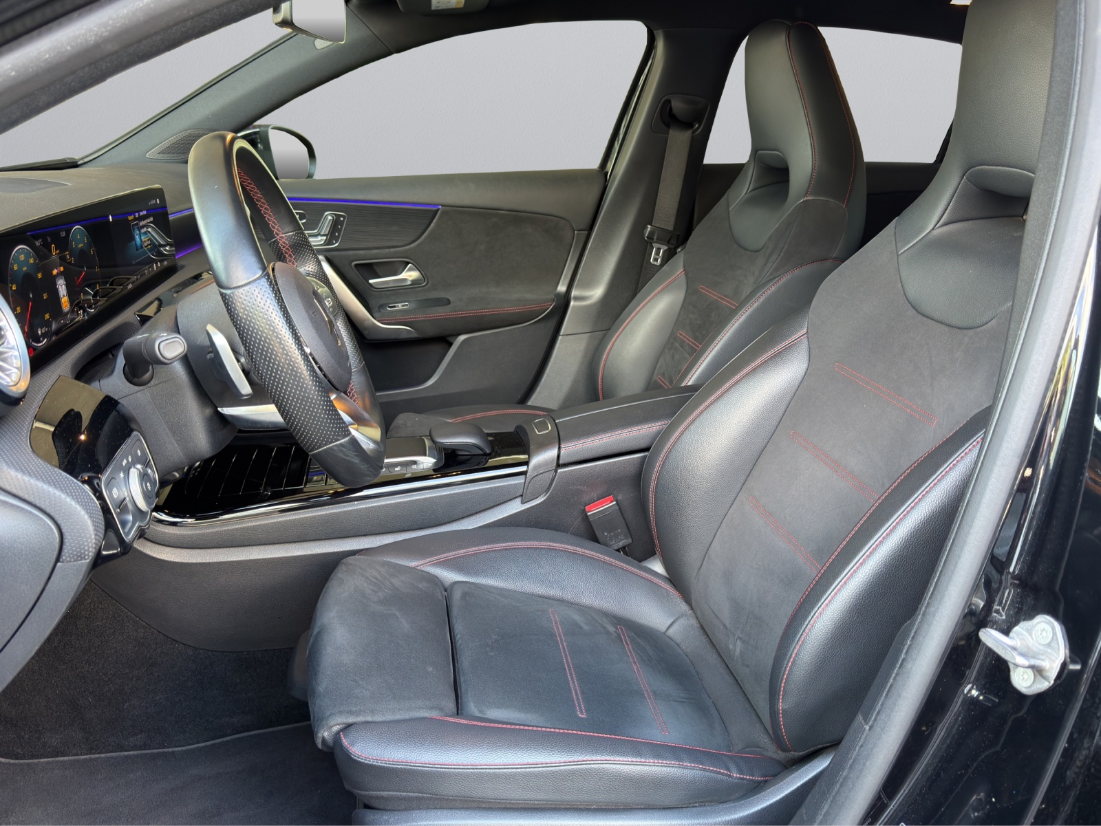 MERCEDES-BENZ A-Klasse W177 A 200 AMG Line-image-11