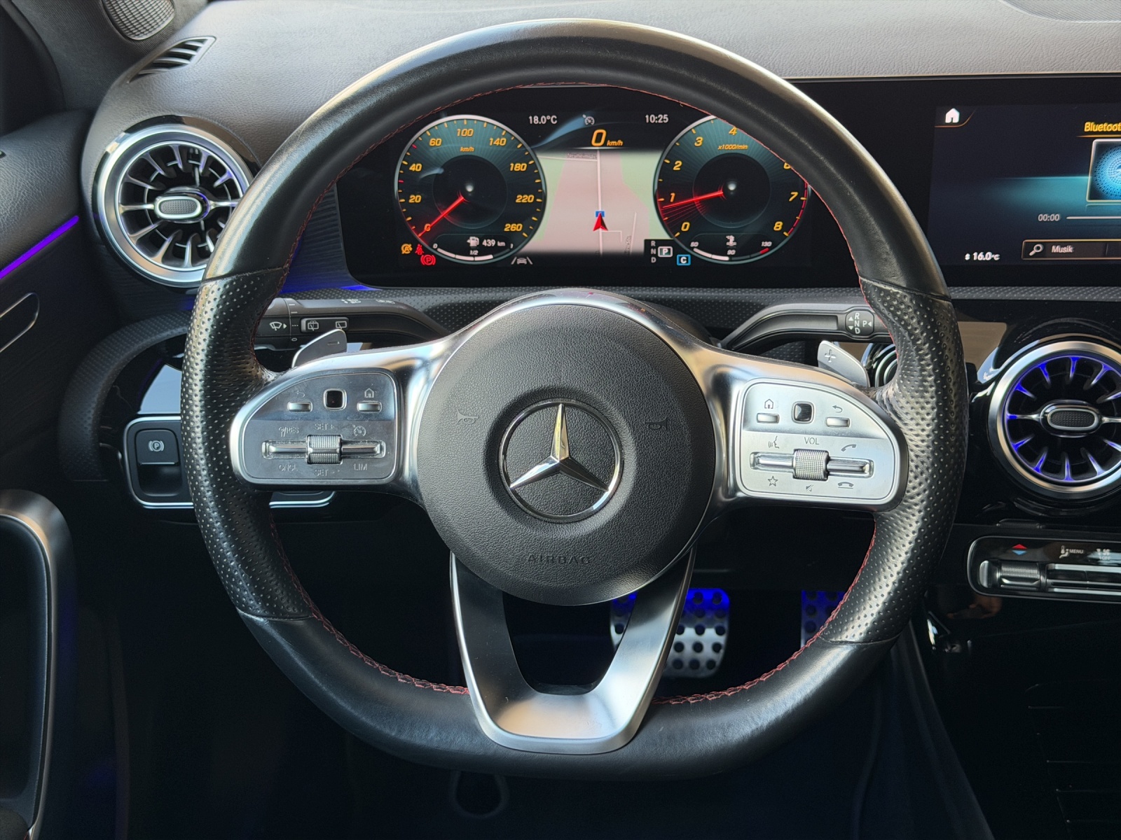 MERCEDES-BENZ A-Klasse W177 A 200 AMG Line-image-8