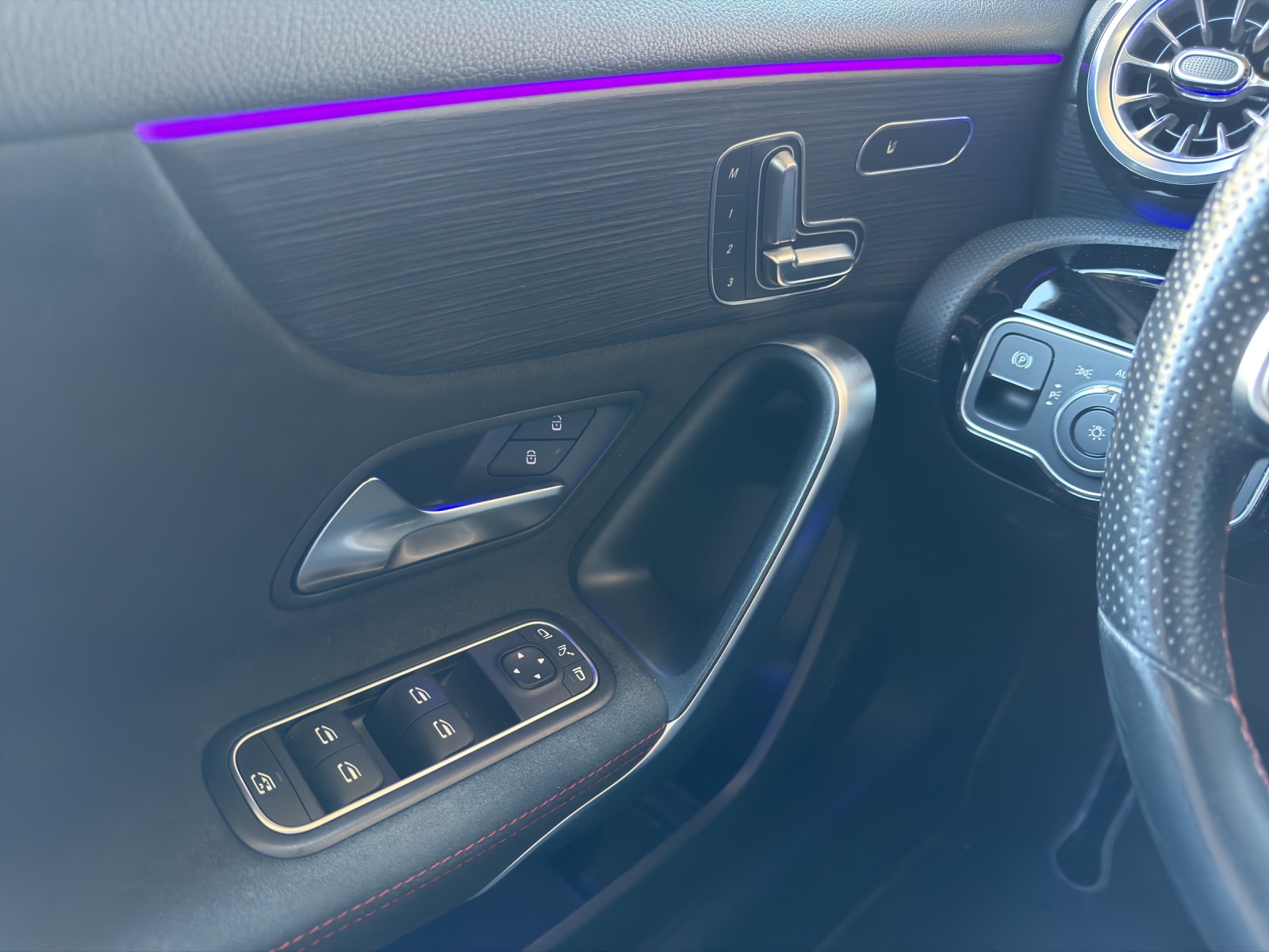 MERCEDES-BENZ A-Klasse W177 A 200 AMG Line-image-12
