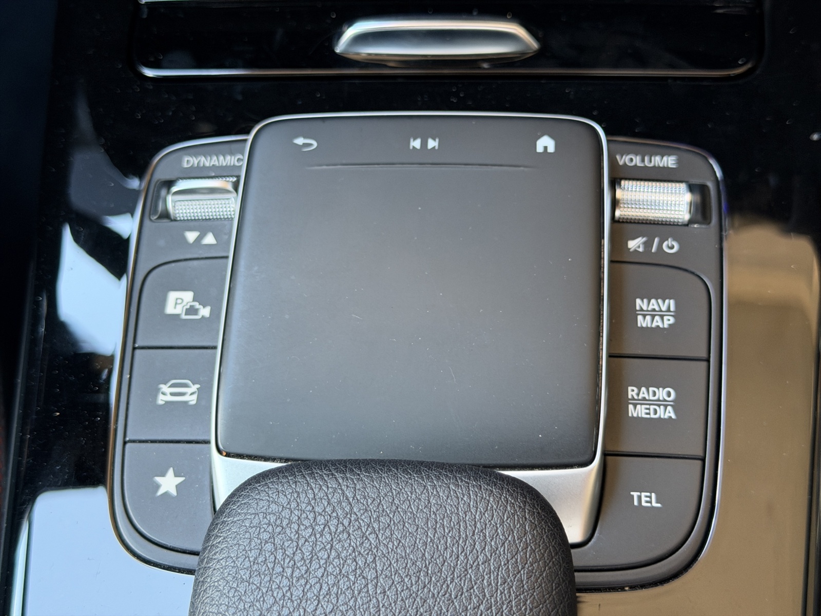 MERCEDES-BENZ A-Klasse W177 A 200 AMG Line-image-13