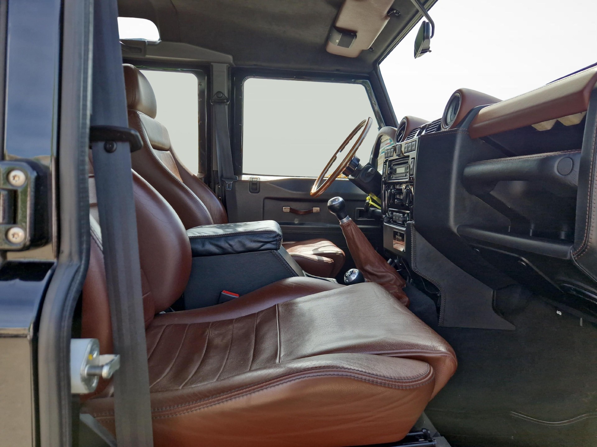 LAND ROVER Defender 110 2.4 Tdi SW-image-9