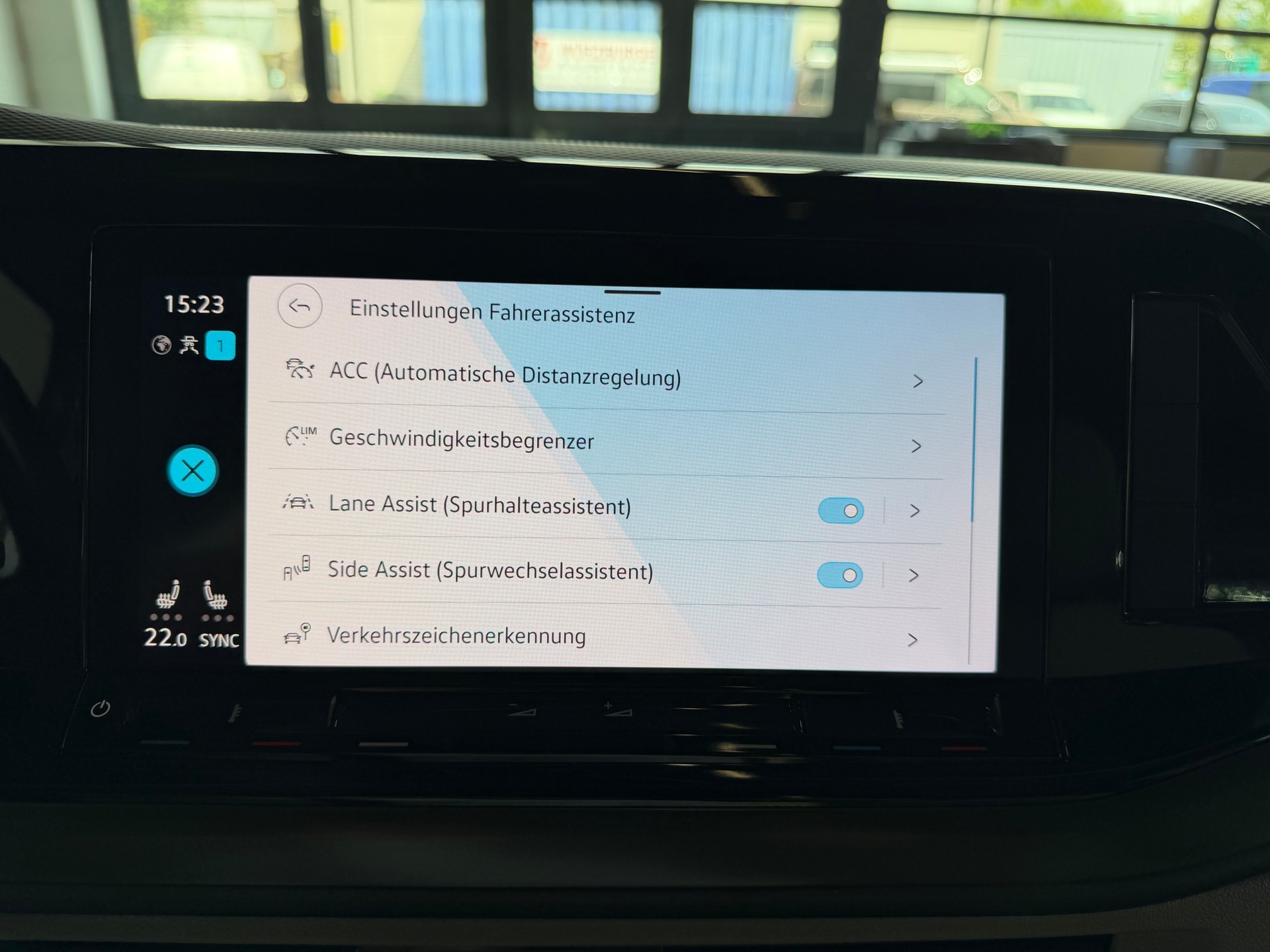 VW Multivan 2.0 TDI DSG Lang * 7 SITZE * STANDHEIZUNG * AHK *-image-26