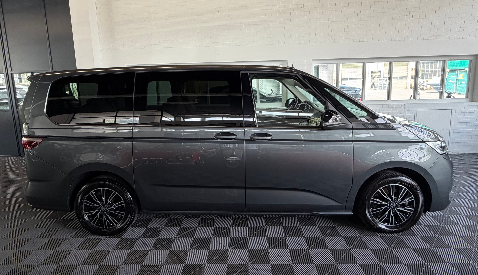 VW Multivan 2.0 TDI DSG Lang * 7 SITZE * STANDHEIZUNG * AHK *-image-1