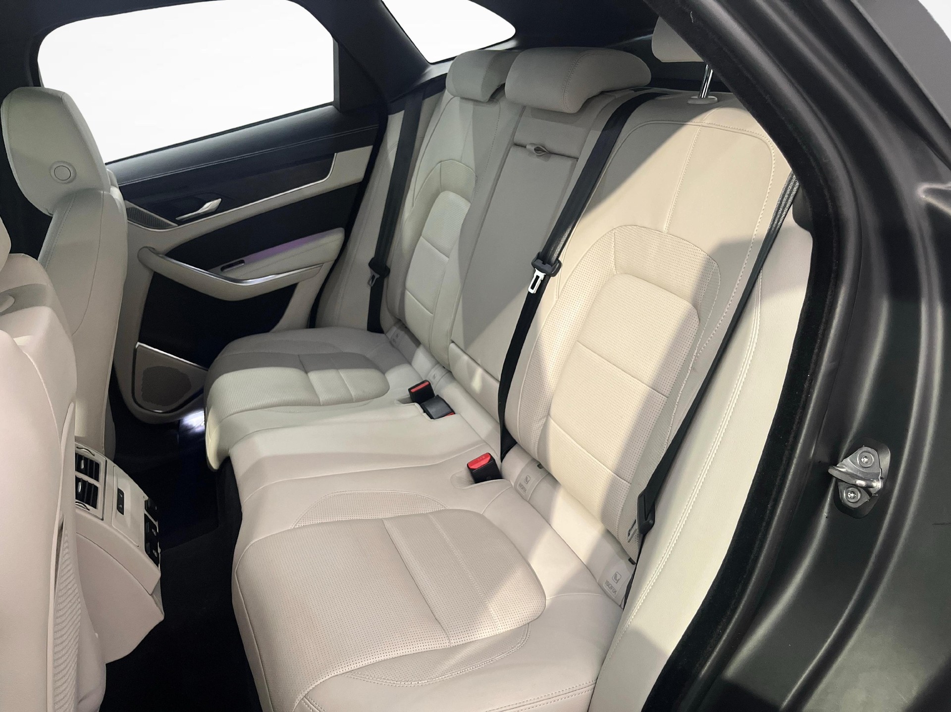 JAGUAR F-Pace 3.0 D I6 R-Dynamic S AWD-image-10