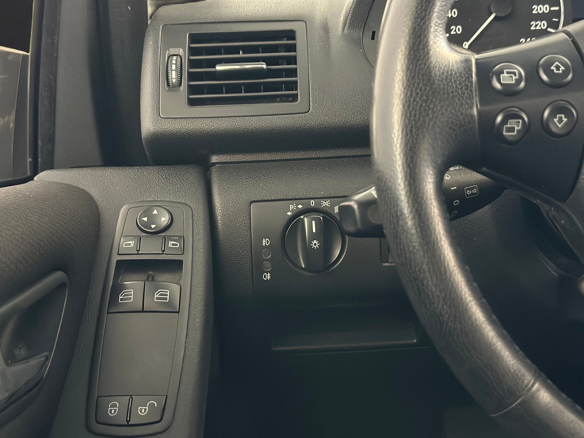 MERCEDES-BENZ A 200 Classic Automat-image-16
