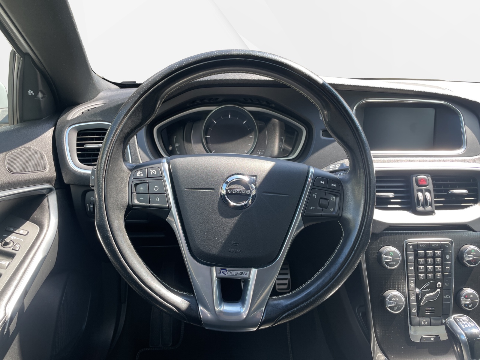 VOLVO V40 2.0 D4 Momentum R-Design S/S-image-11