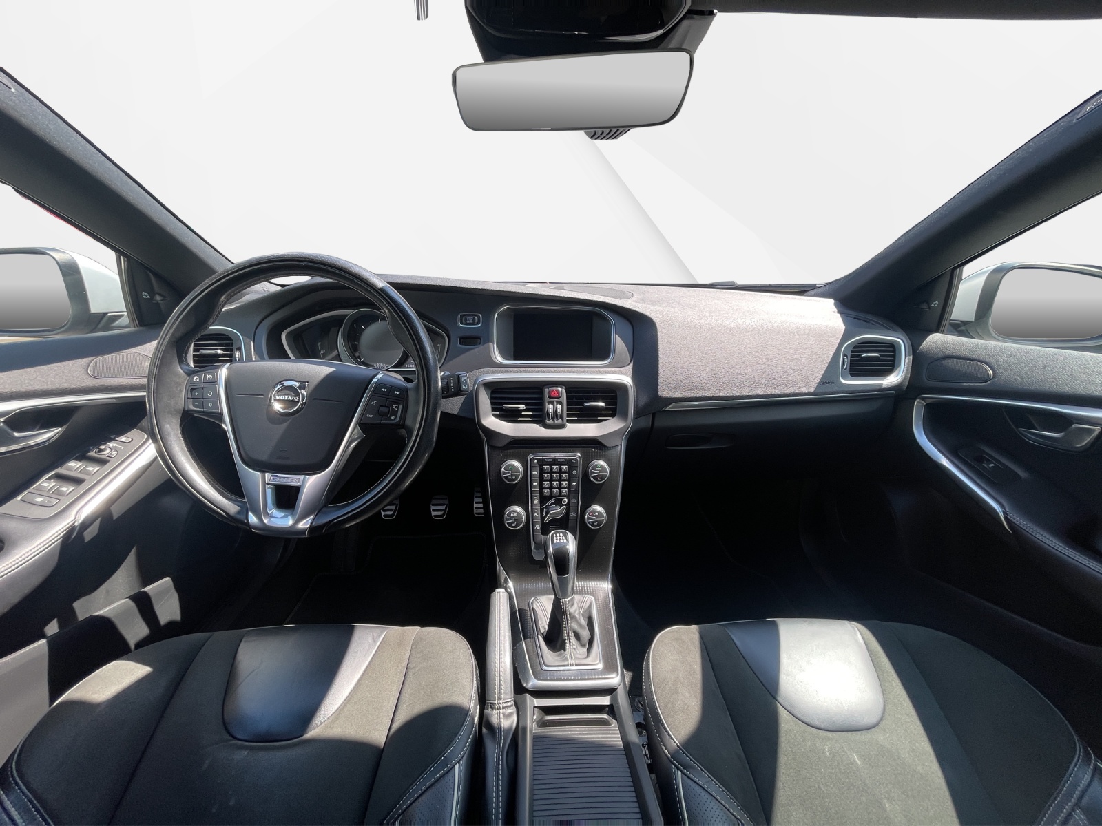 VOLVO V40 2.0 D4 Momentum R-Design S/S-image-10