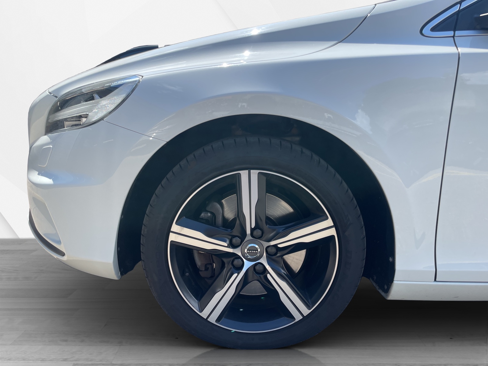 VOLVO V40 2.0 D4 Momentum R-Design S/S-image-8
