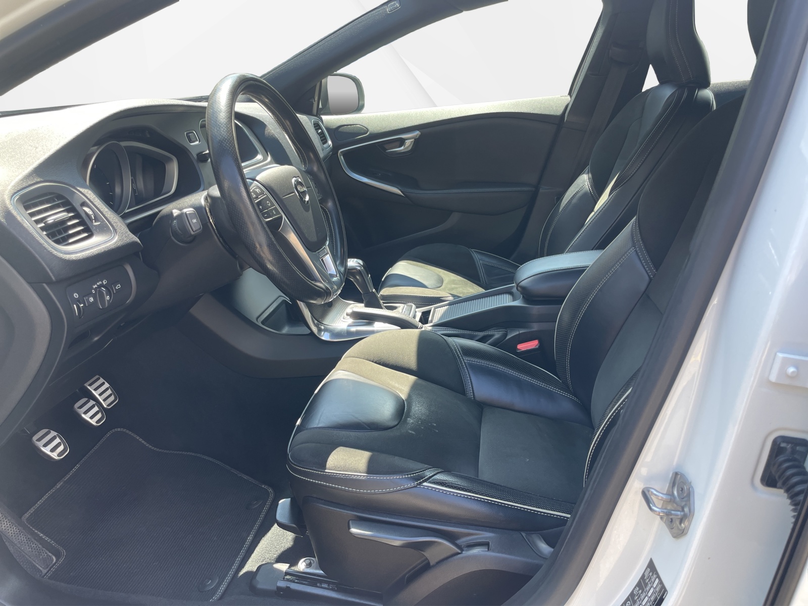 VOLVO V40 2.0 D4 Momentum R-Design S/S-image-9