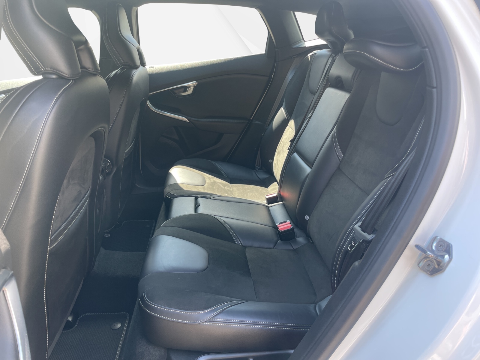 VOLVO V40 2.0 D4 Momentum R-Design S/S-image-13