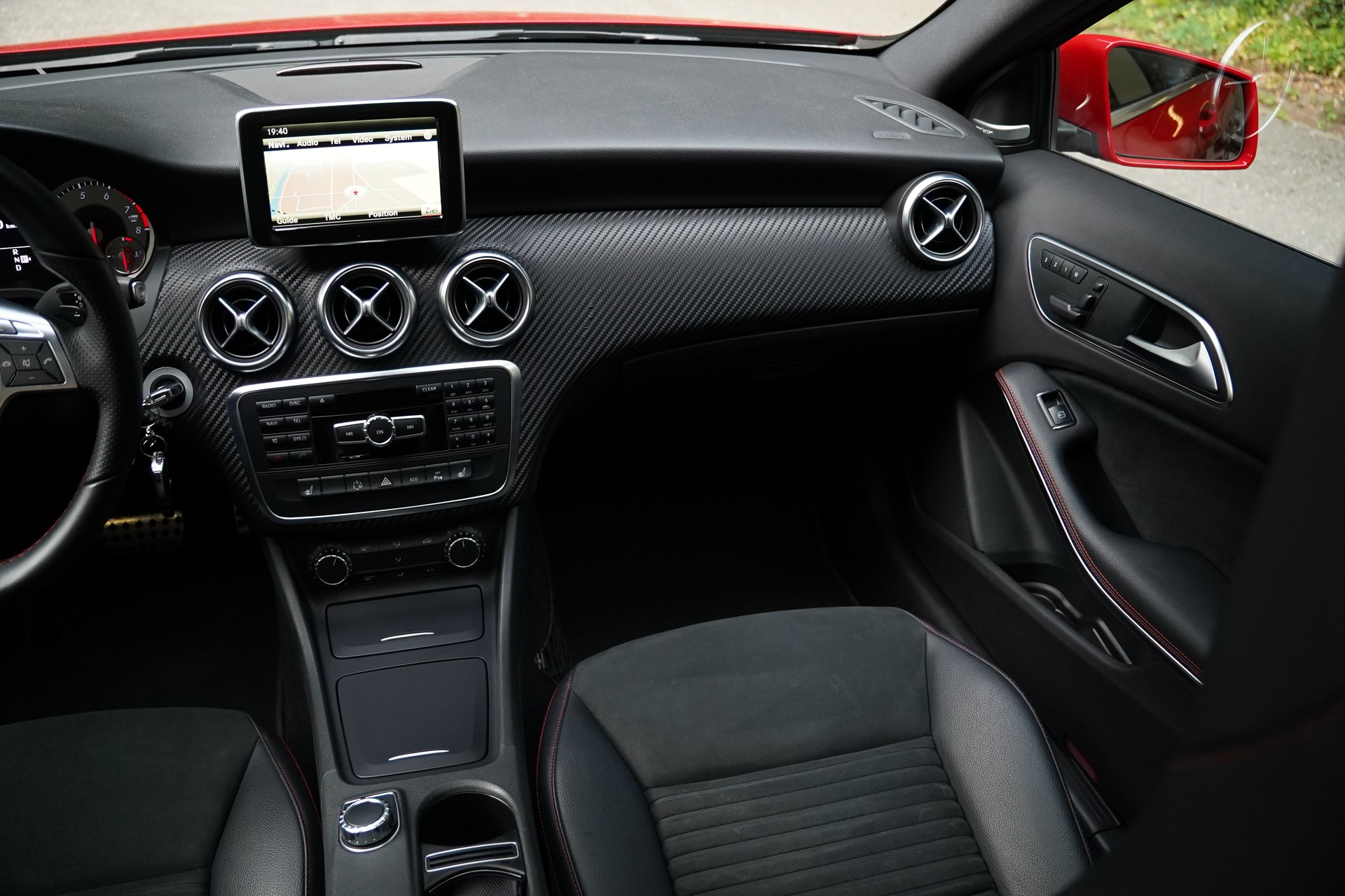 MERCEDES-BENZ A 250 AMG Line 7G-DCT-image-21