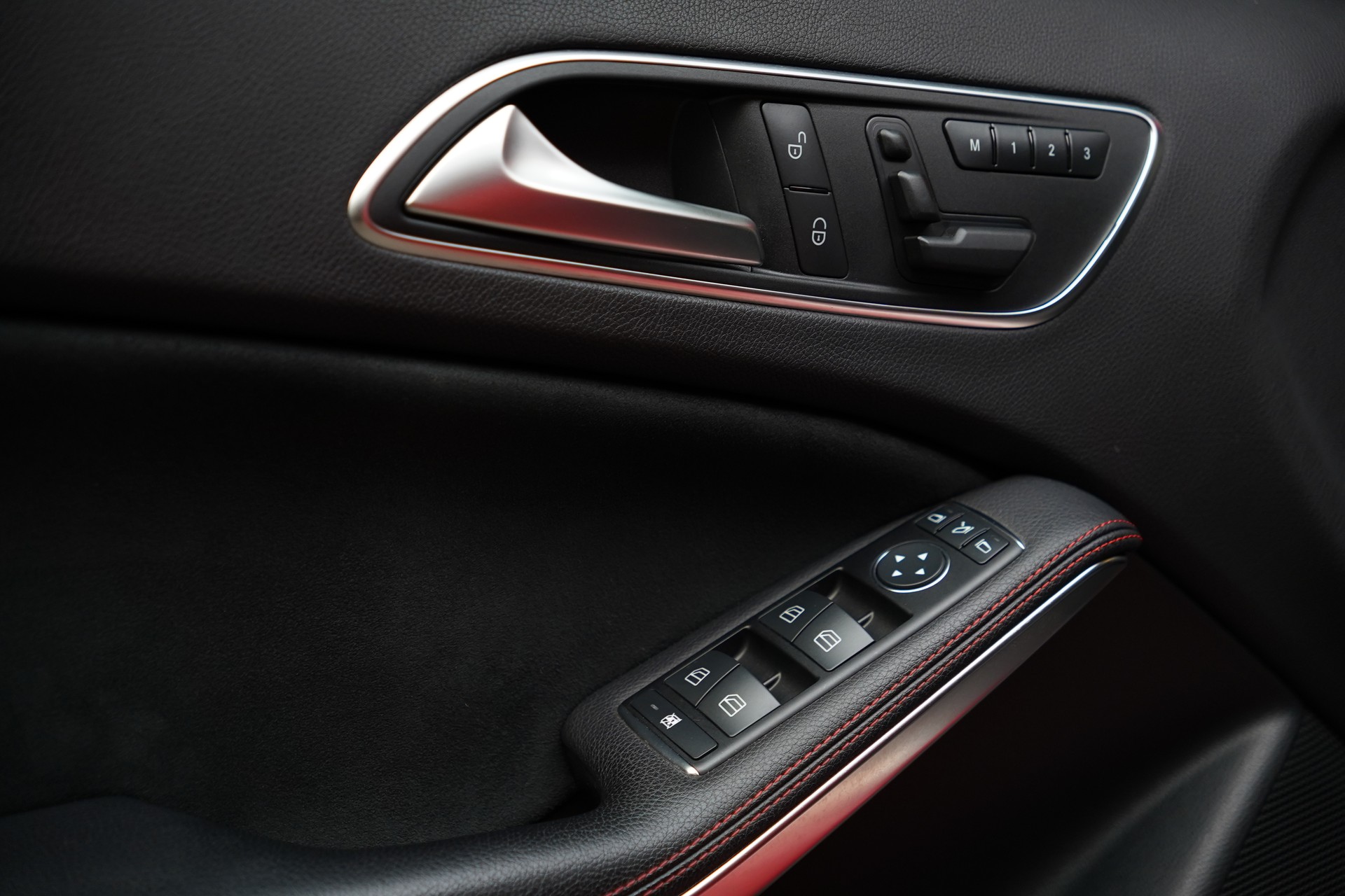 MERCEDES-BENZ A 250 AMG Line 7G-DCT-image-28