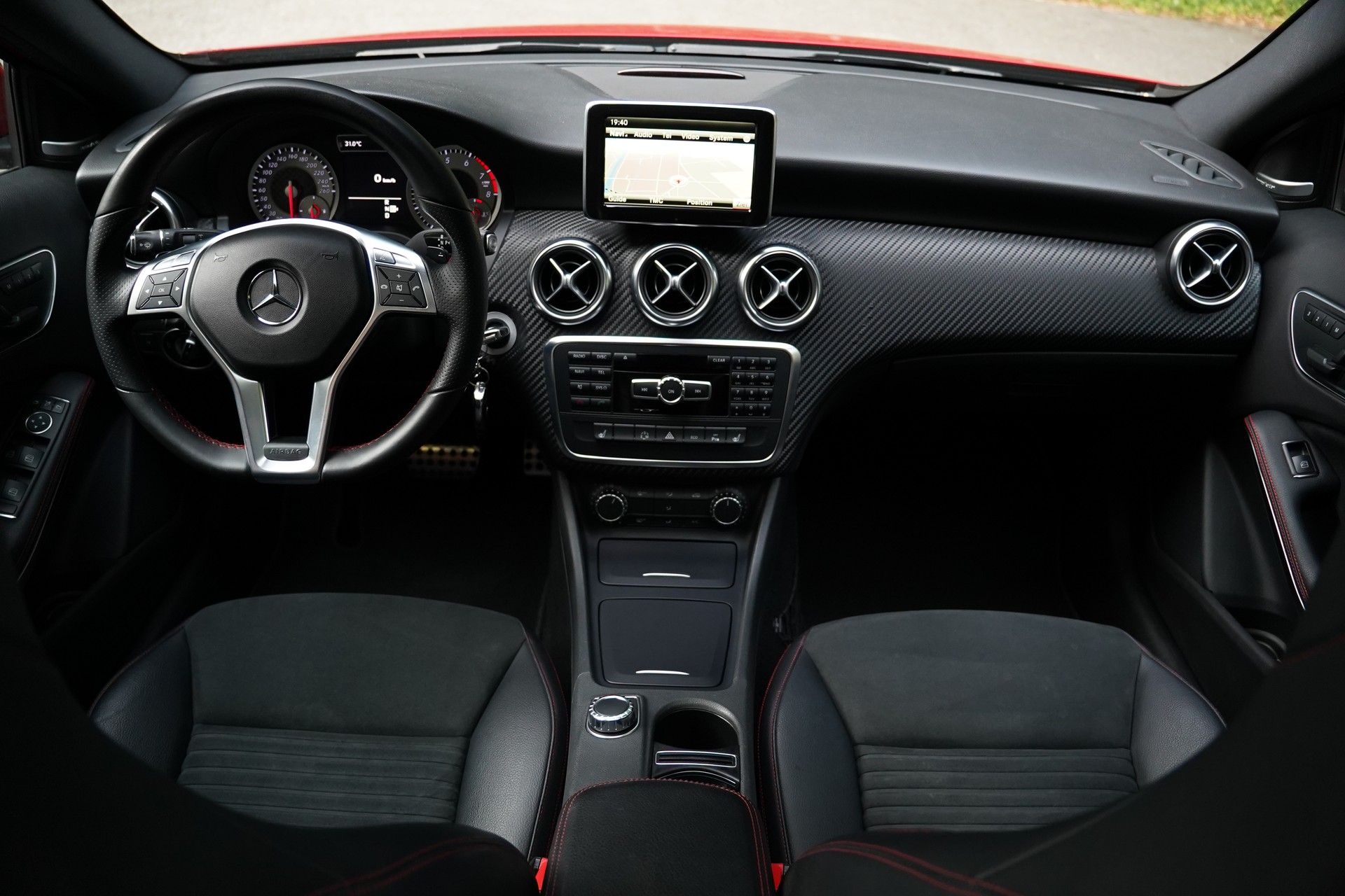 MERCEDES-BENZ A 250 AMG Line 7G-DCT-image-17