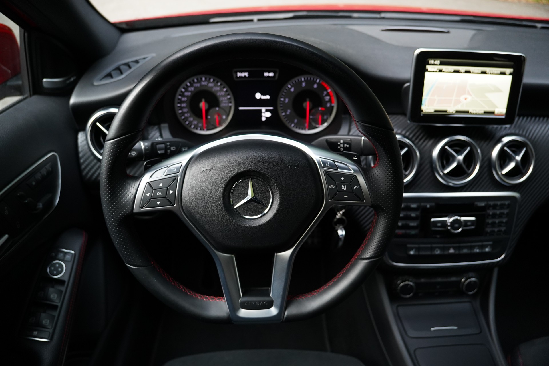 MERCEDES-BENZ A 250 AMG Line 7G-DCT-image-22