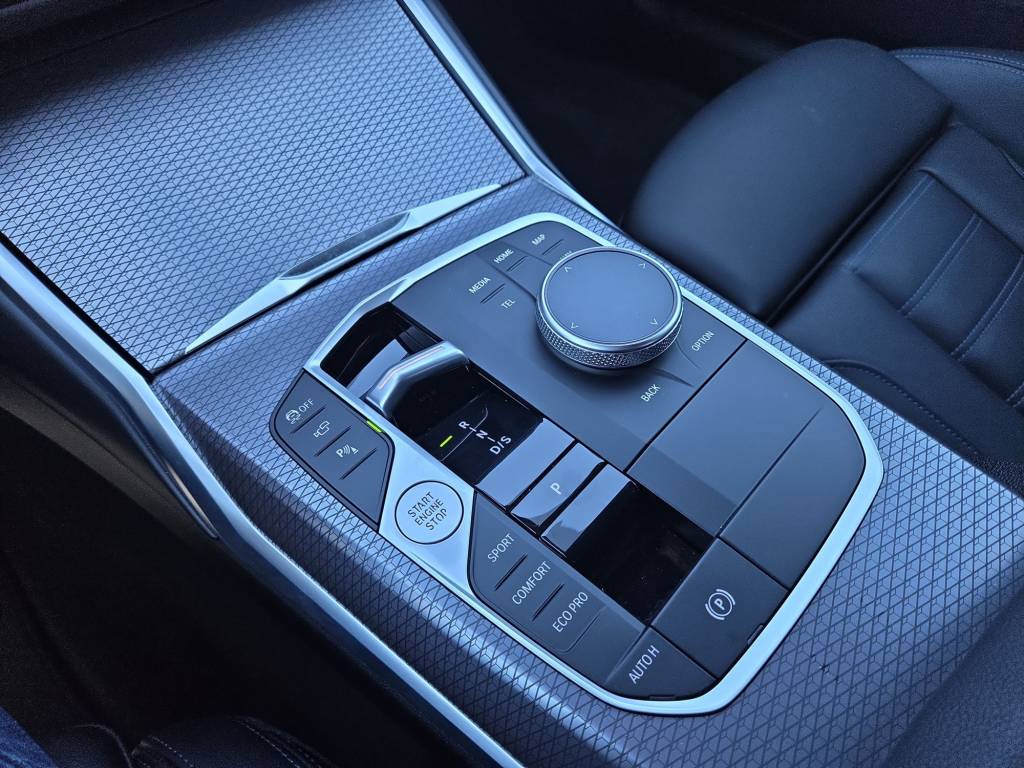 BMW 320d xDrive 48V Steptronic M Sport-image-11