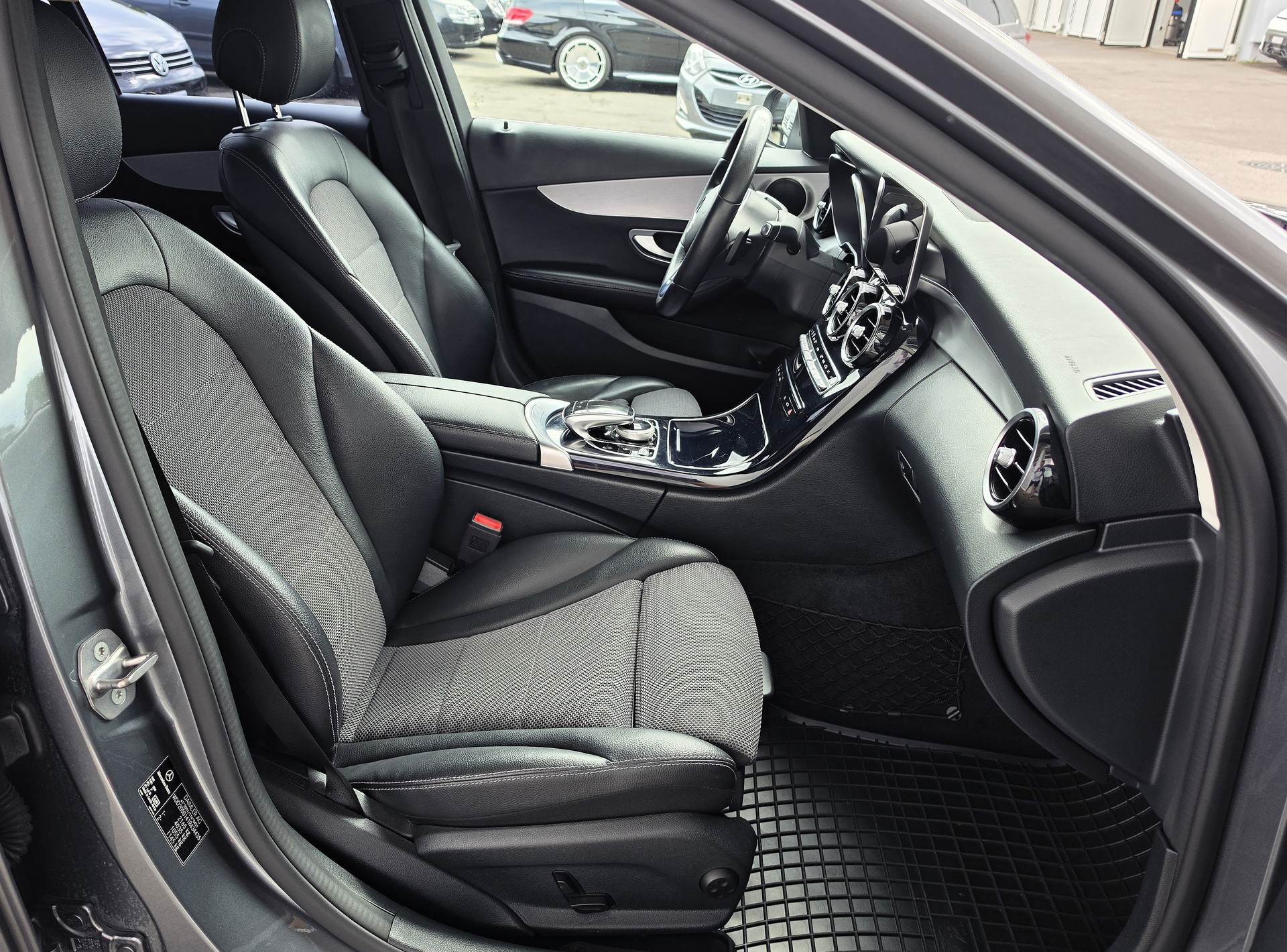 MERCEDES-BENZ C 220 d AMG Line 4Matic 9G-Tronic-image-4