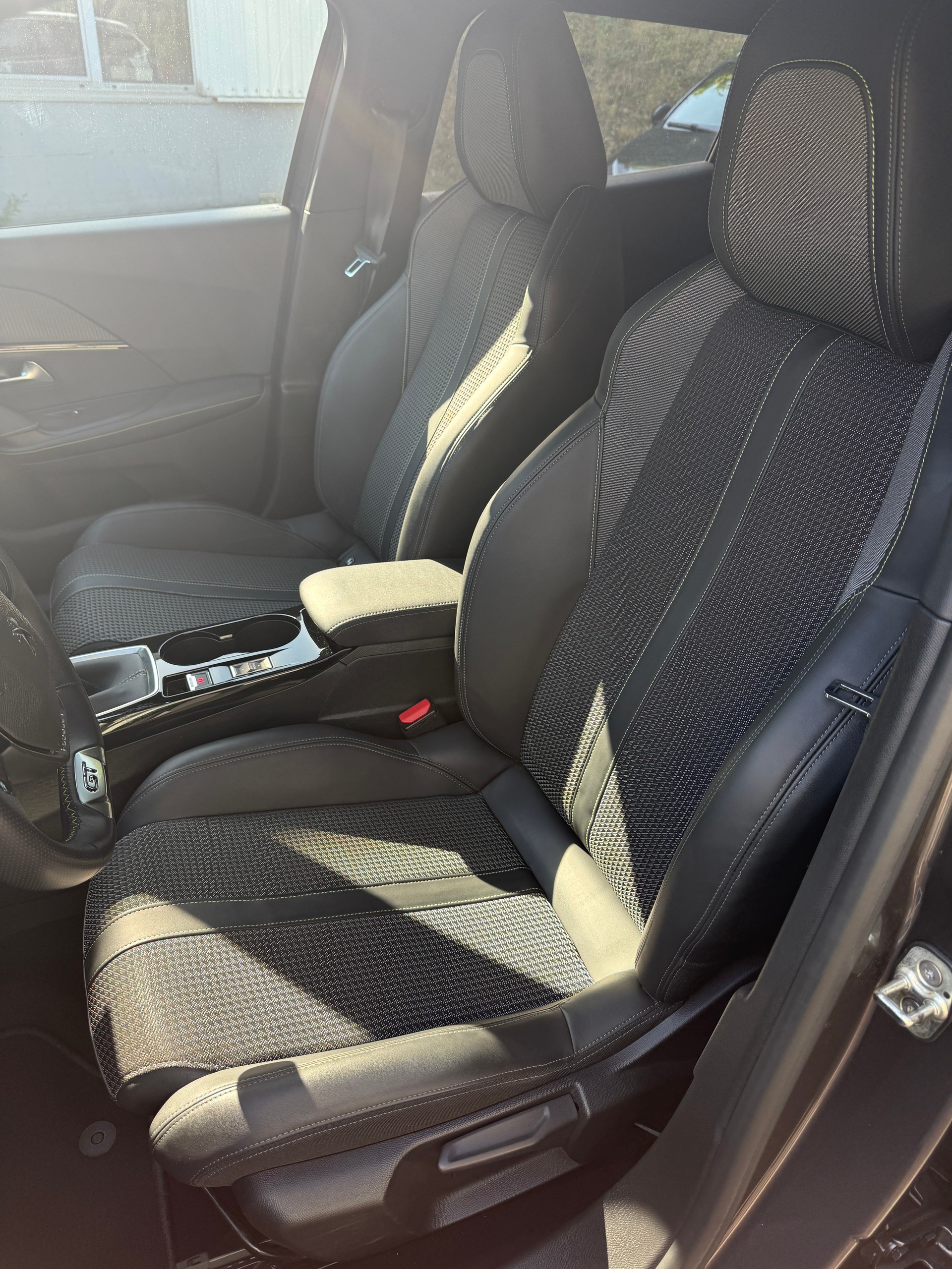 PEUGEOT 2008 1.2 PureTech GT Line-image-7