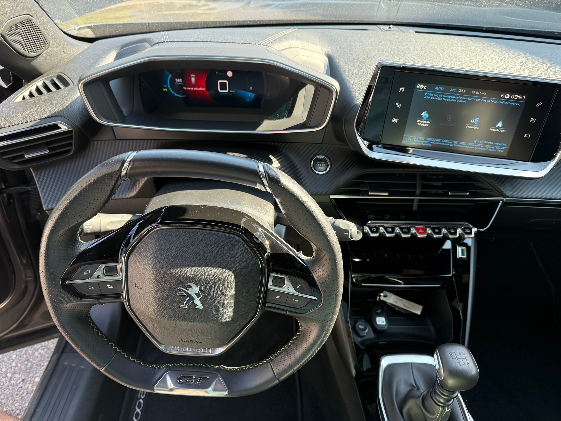 PEUGEOT 2008 1.2 PureTech GT Line-image-11