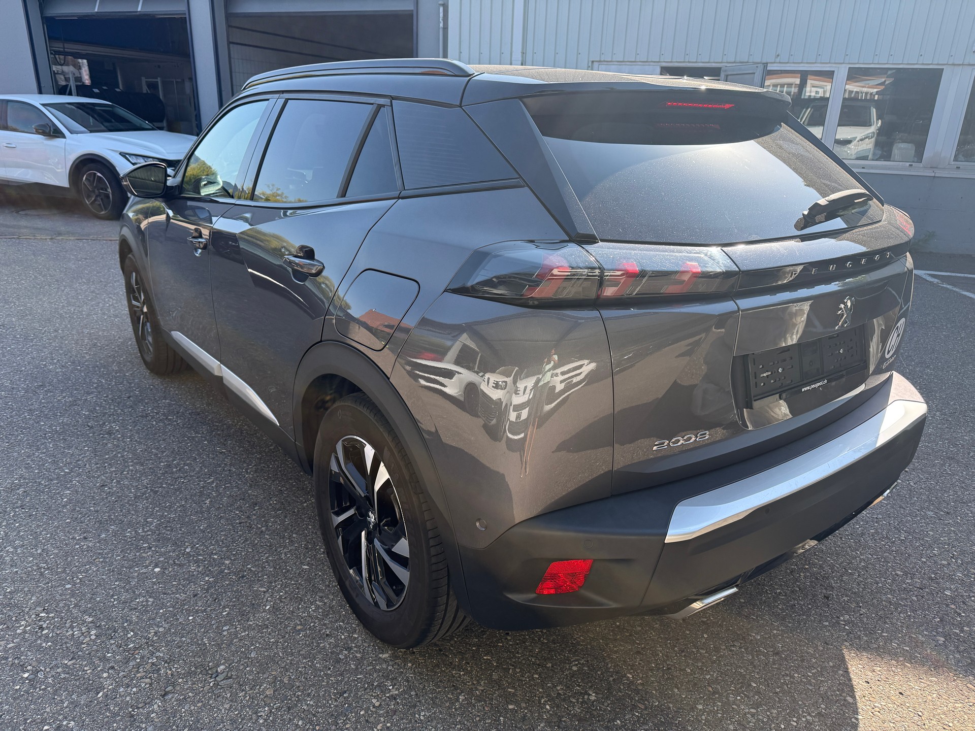 PEUGEOT 2008 1.2 PureTech GT Line-image-2