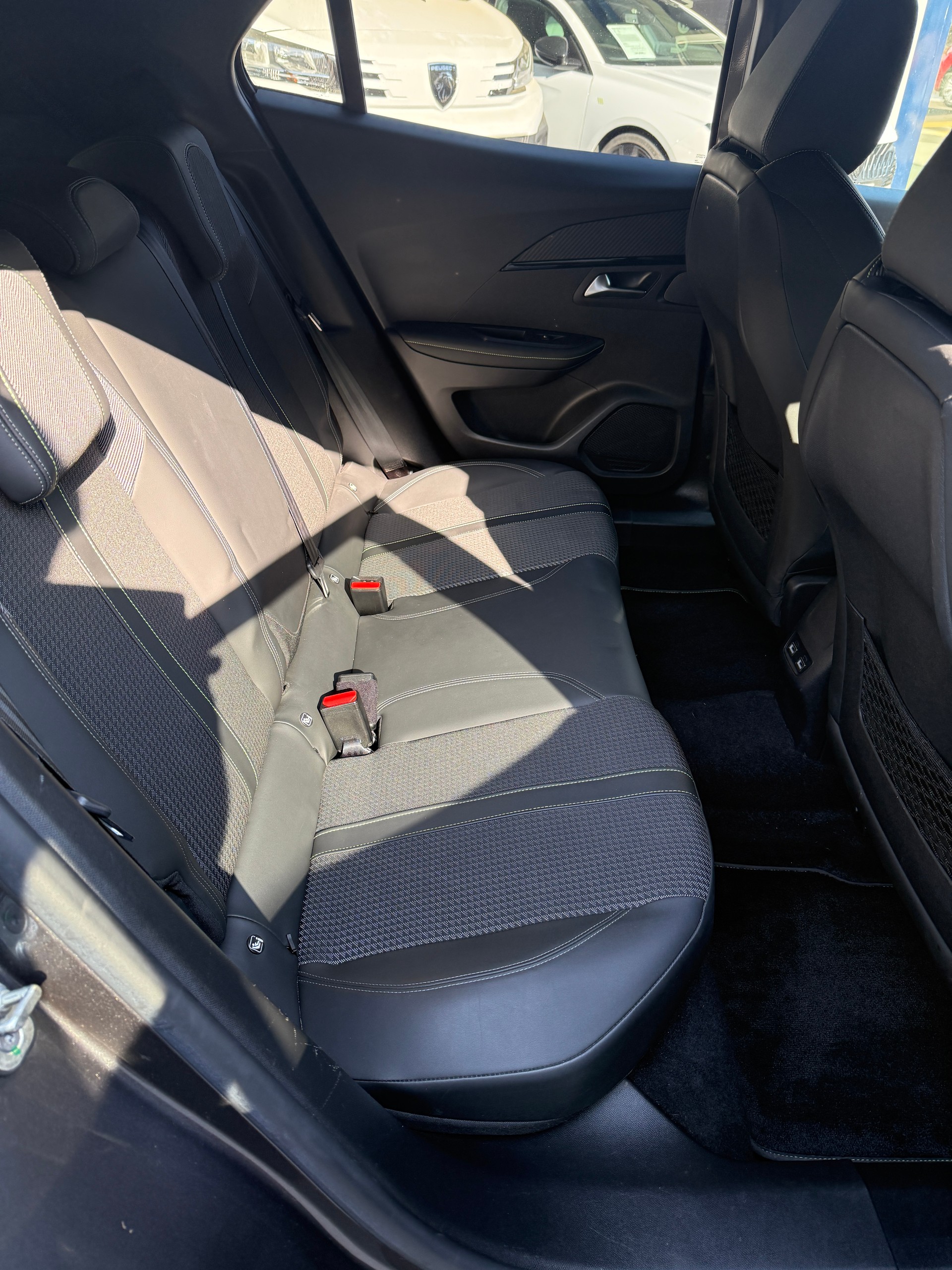 PEUGEOT 2008 1.2 PureTech GT Line-image-6