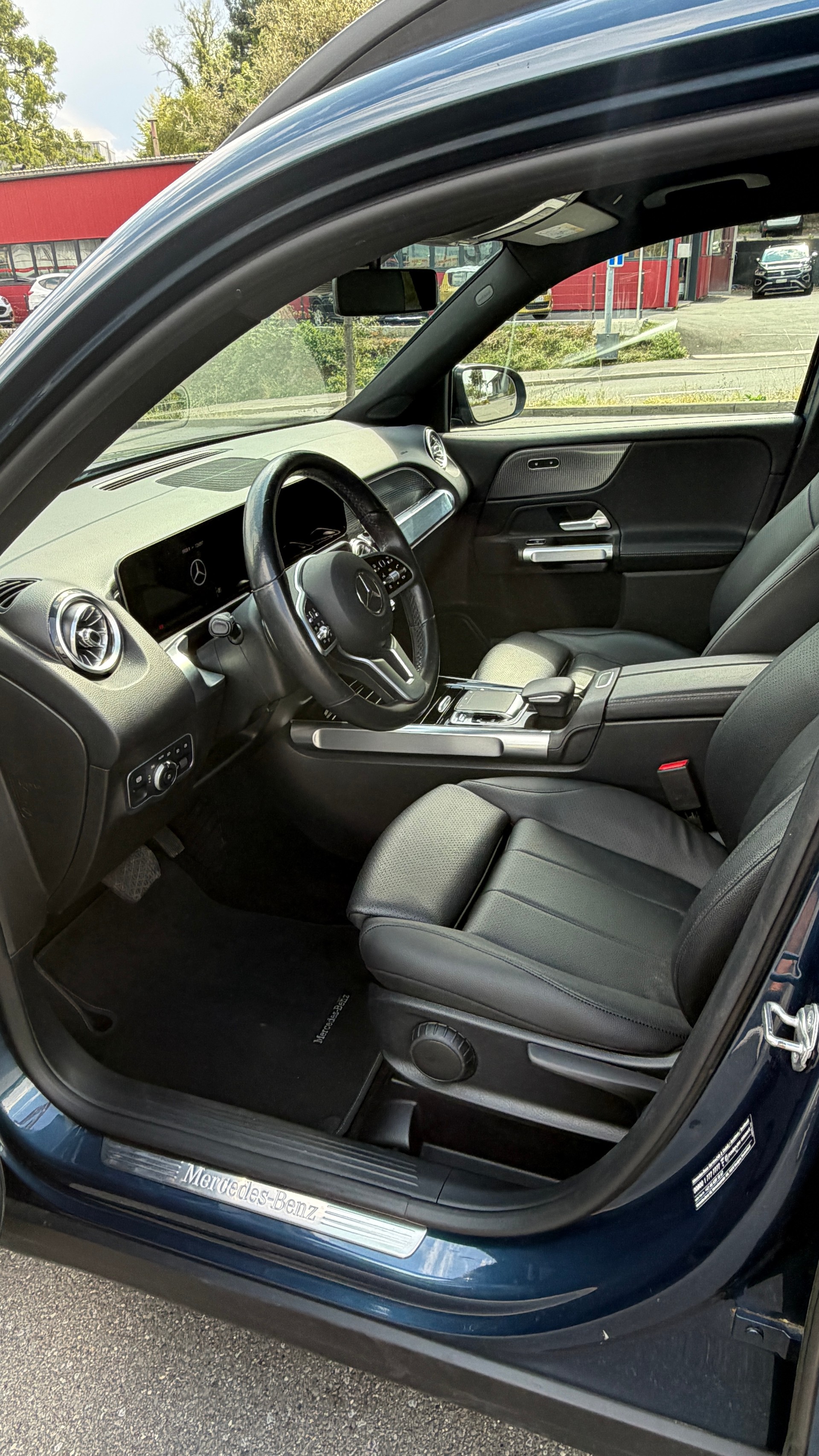 MERCEDES-BENZ GLB 250 Progressive 4matic-image-4