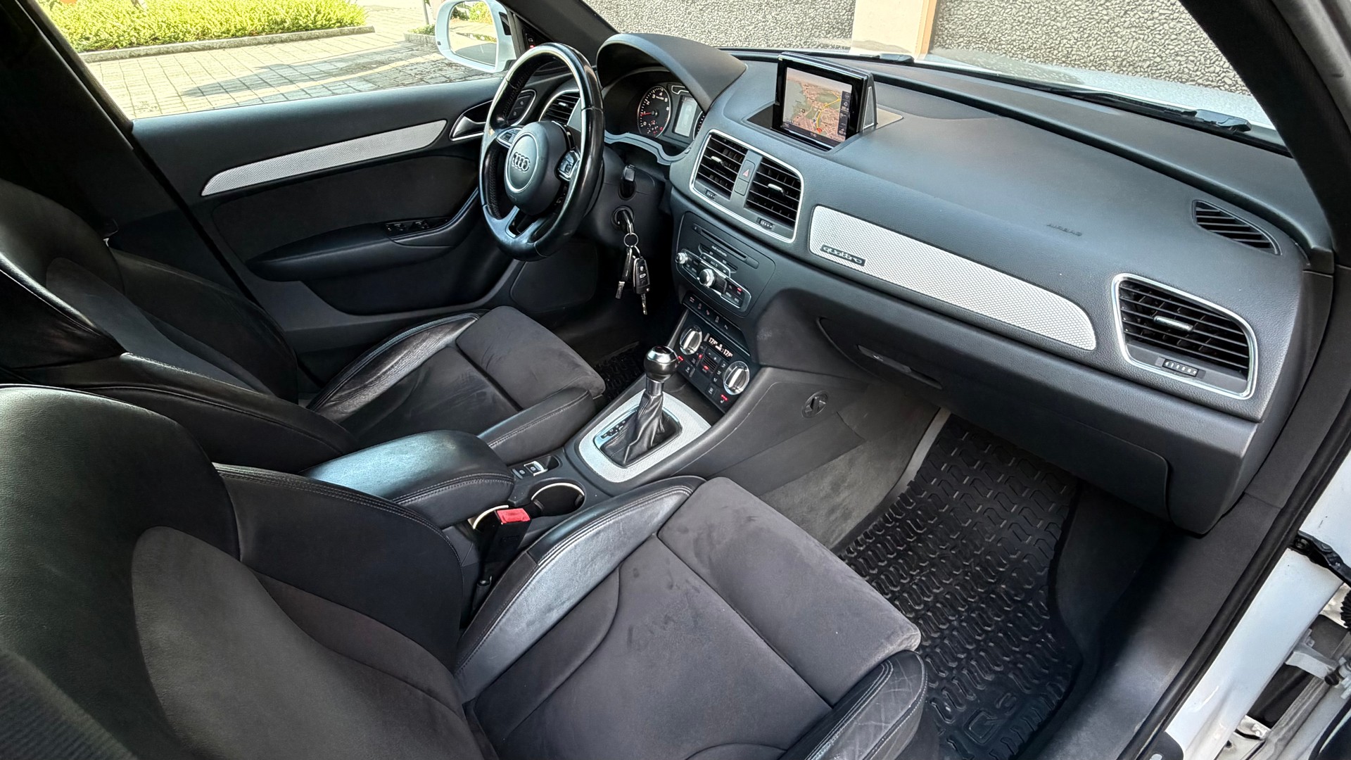 AUDI Q3 2.0 TFSI quattro S-tronic-image-7
