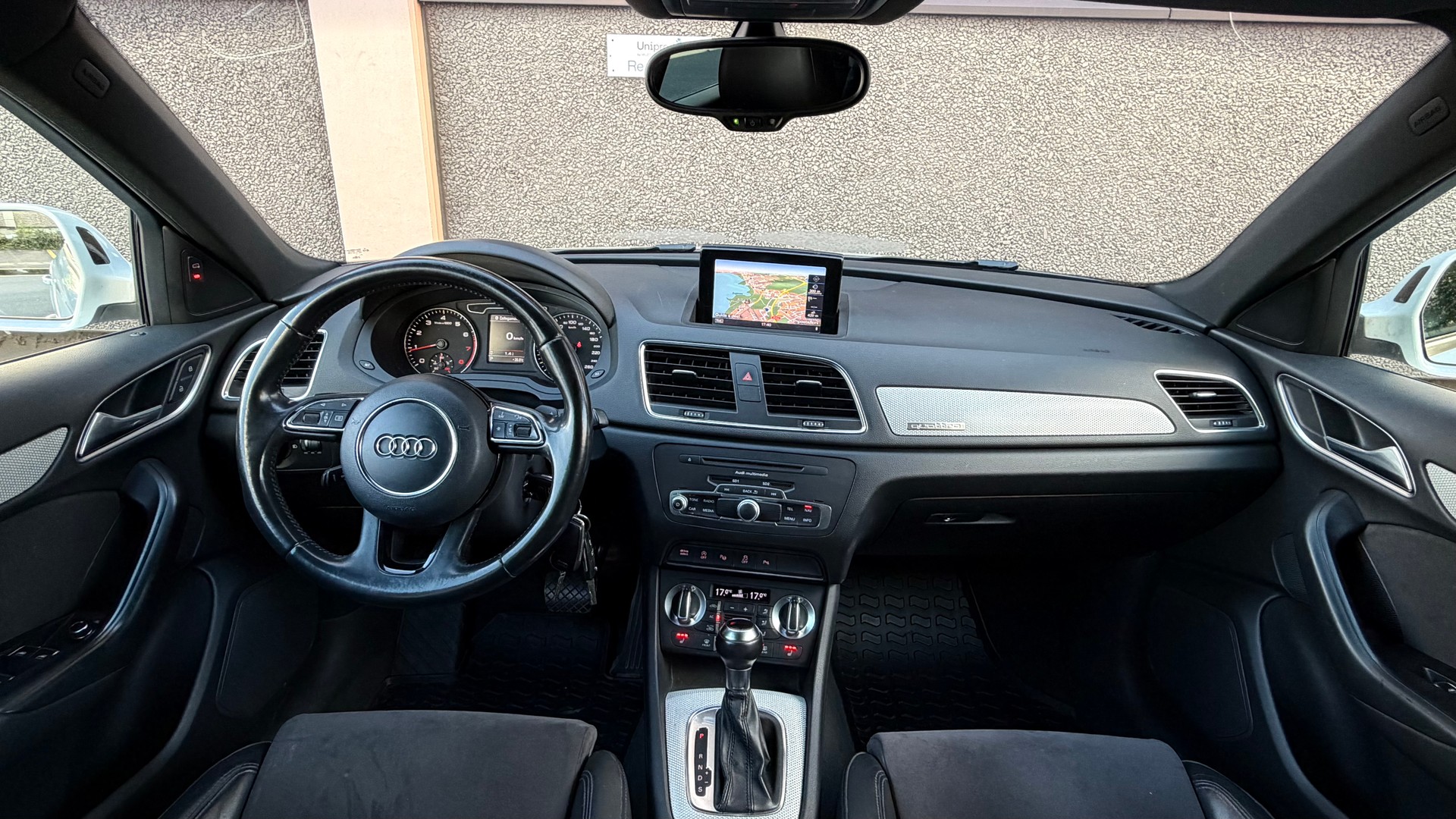 AUDI Q3 2.0 TFSI quattro S-tronic-image-10