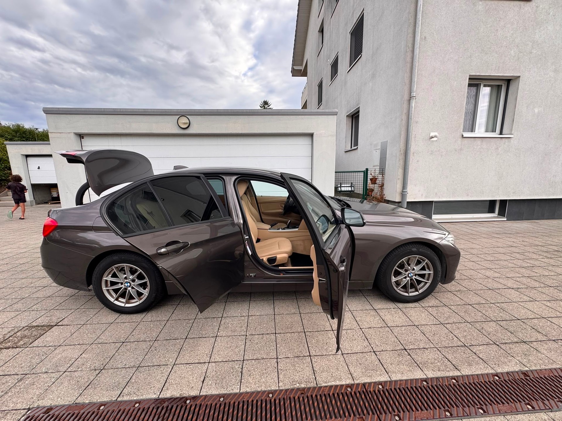 BMW 320d-image-0