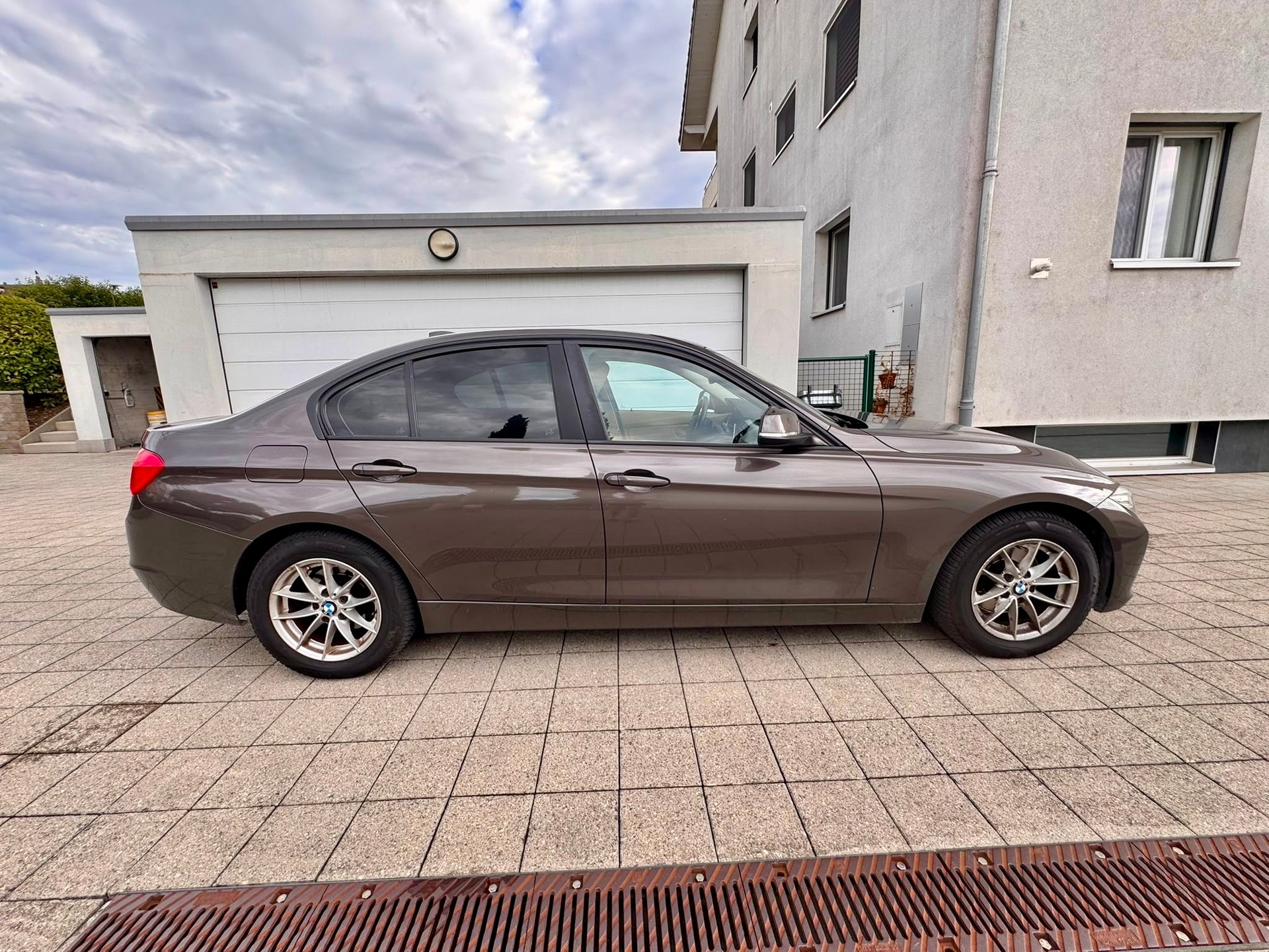 BMW 320d-image-3