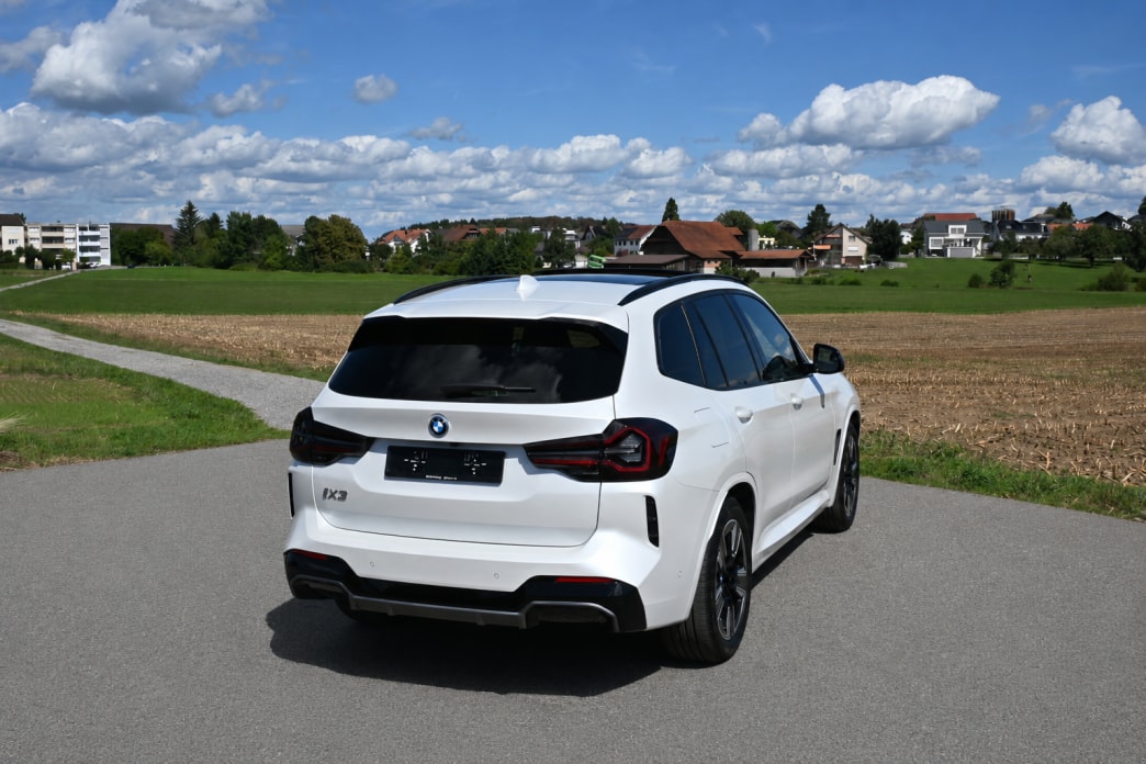 BMW iX3 Inspiring-image-2