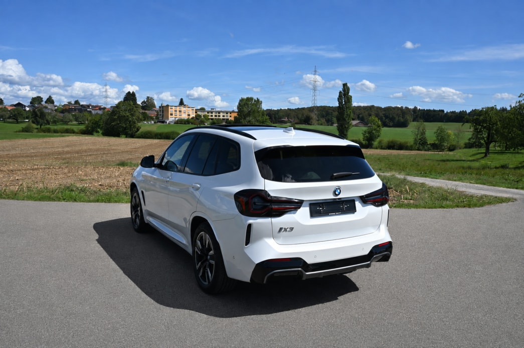 BMW iX3 Inspiring-image-3