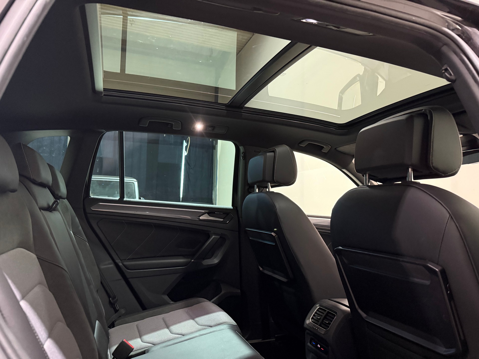 VW Tiguan 2.0TSI R Line Highline 4Motion DSG-image-15