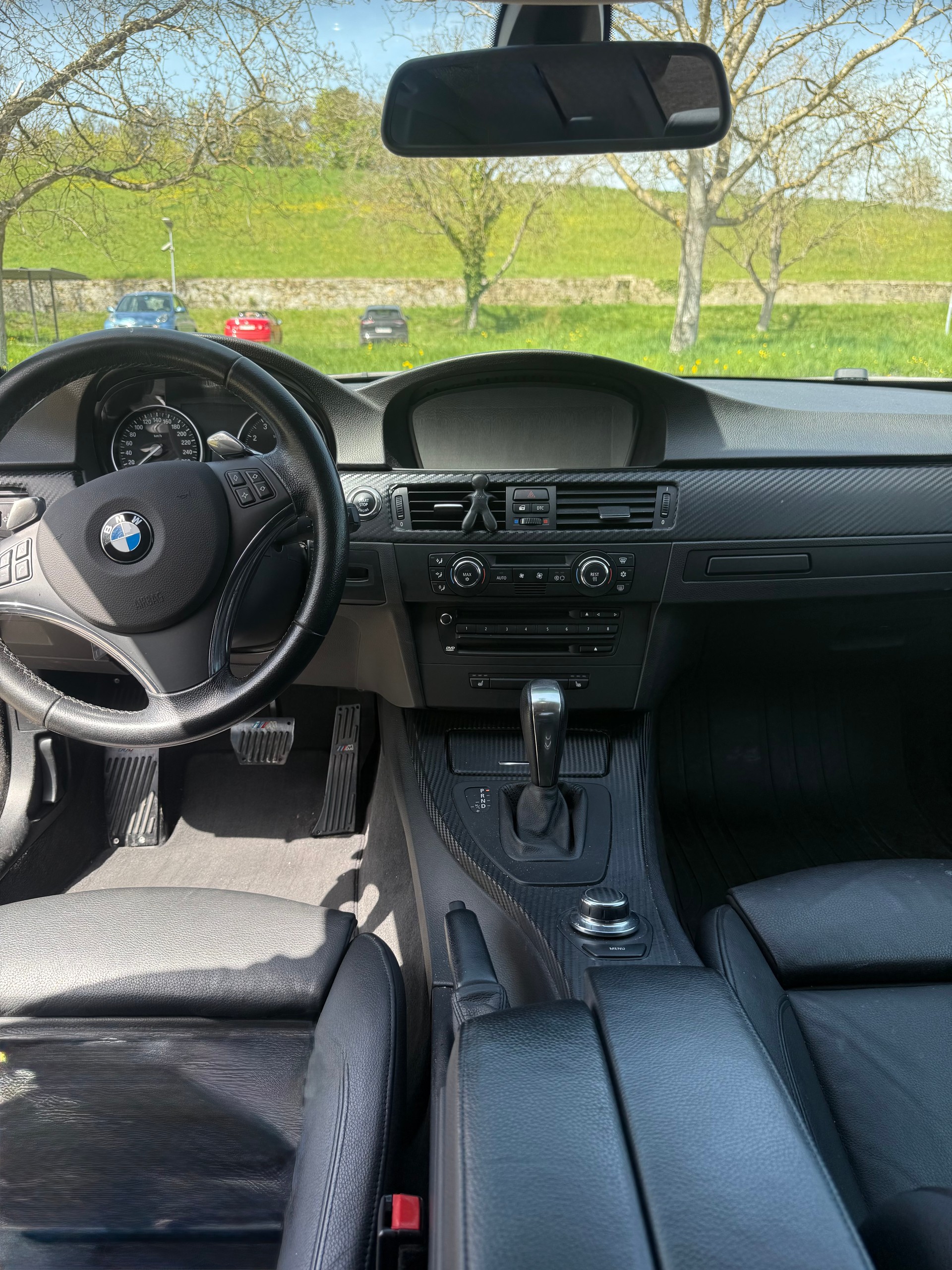 BMW 330i-image-4