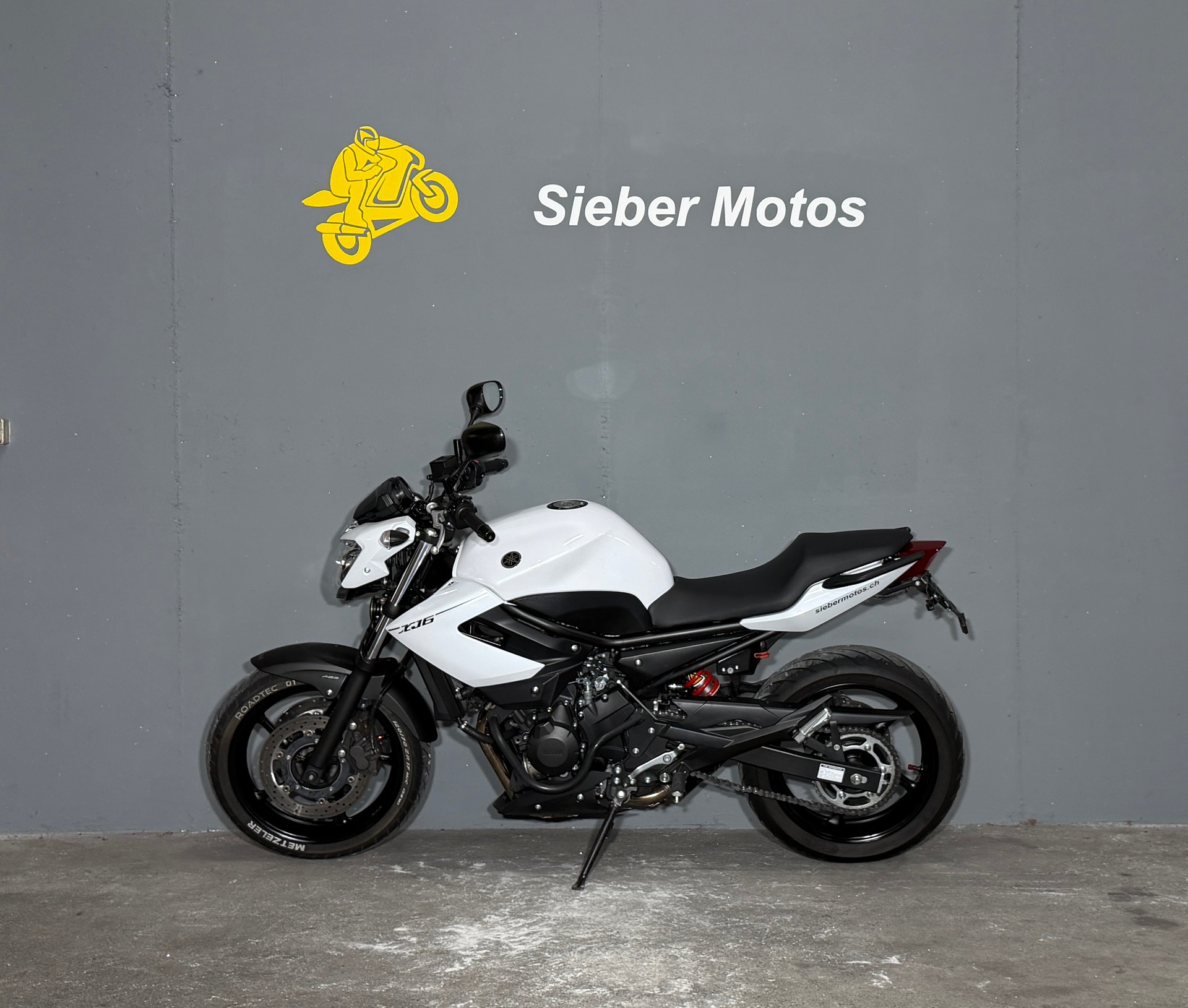 YAMAHA XJ6N ABS-showroom-element-2