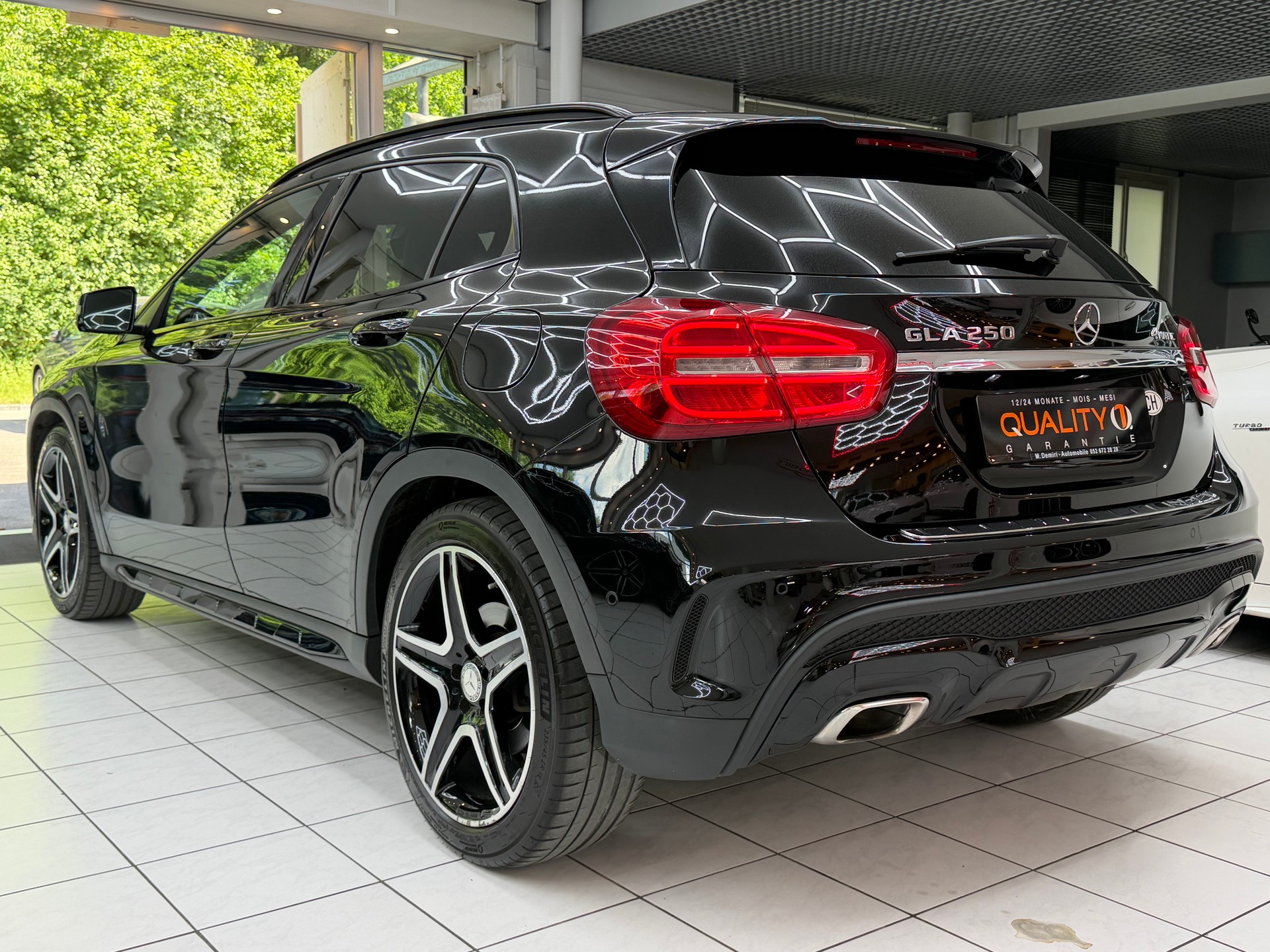 MERCEDES-BENZ GLA 250 AMG Line 4m-image-6
