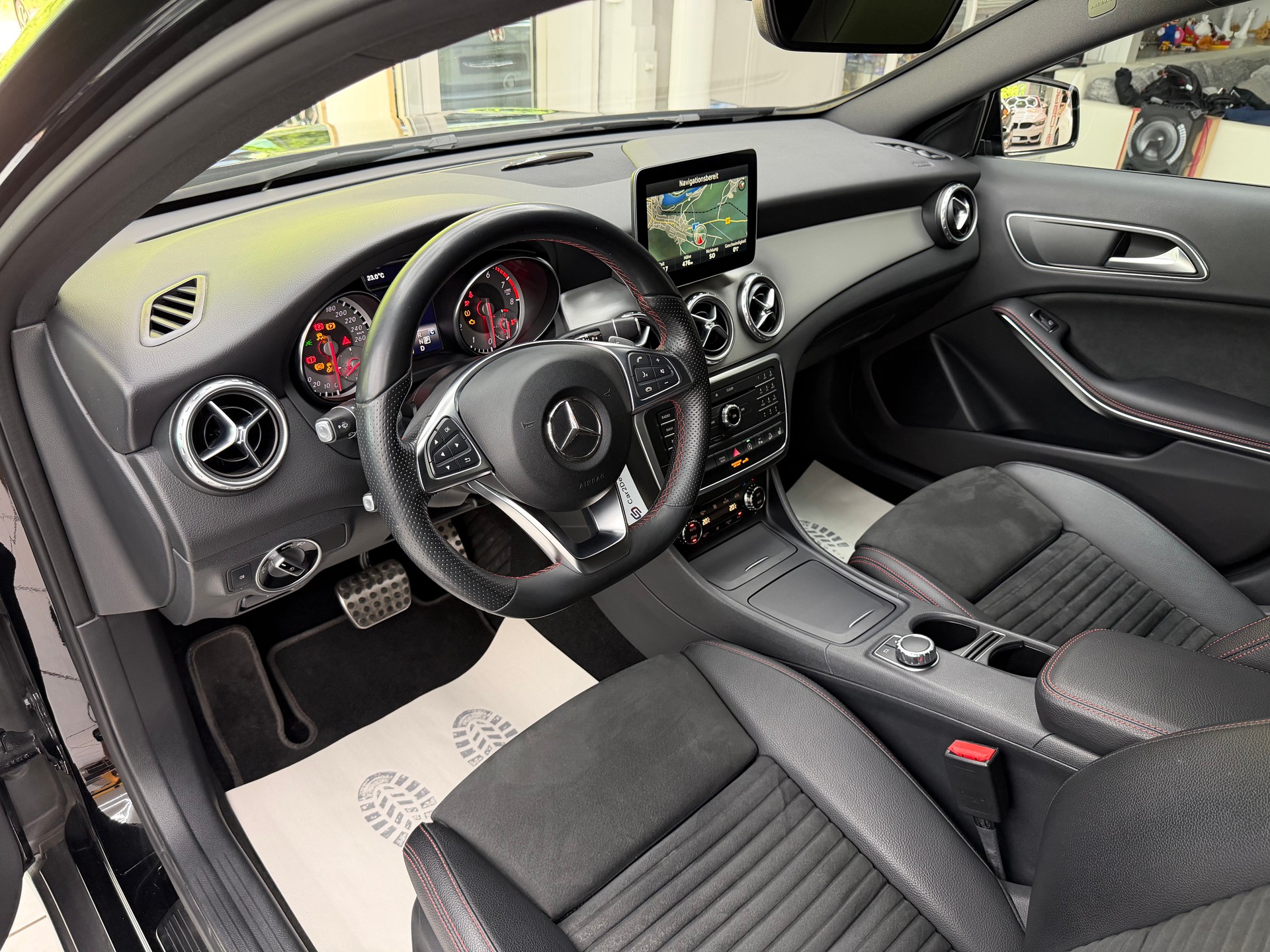 MERCEDES-BENZ GLA 250 AMG Line 4m-image-11