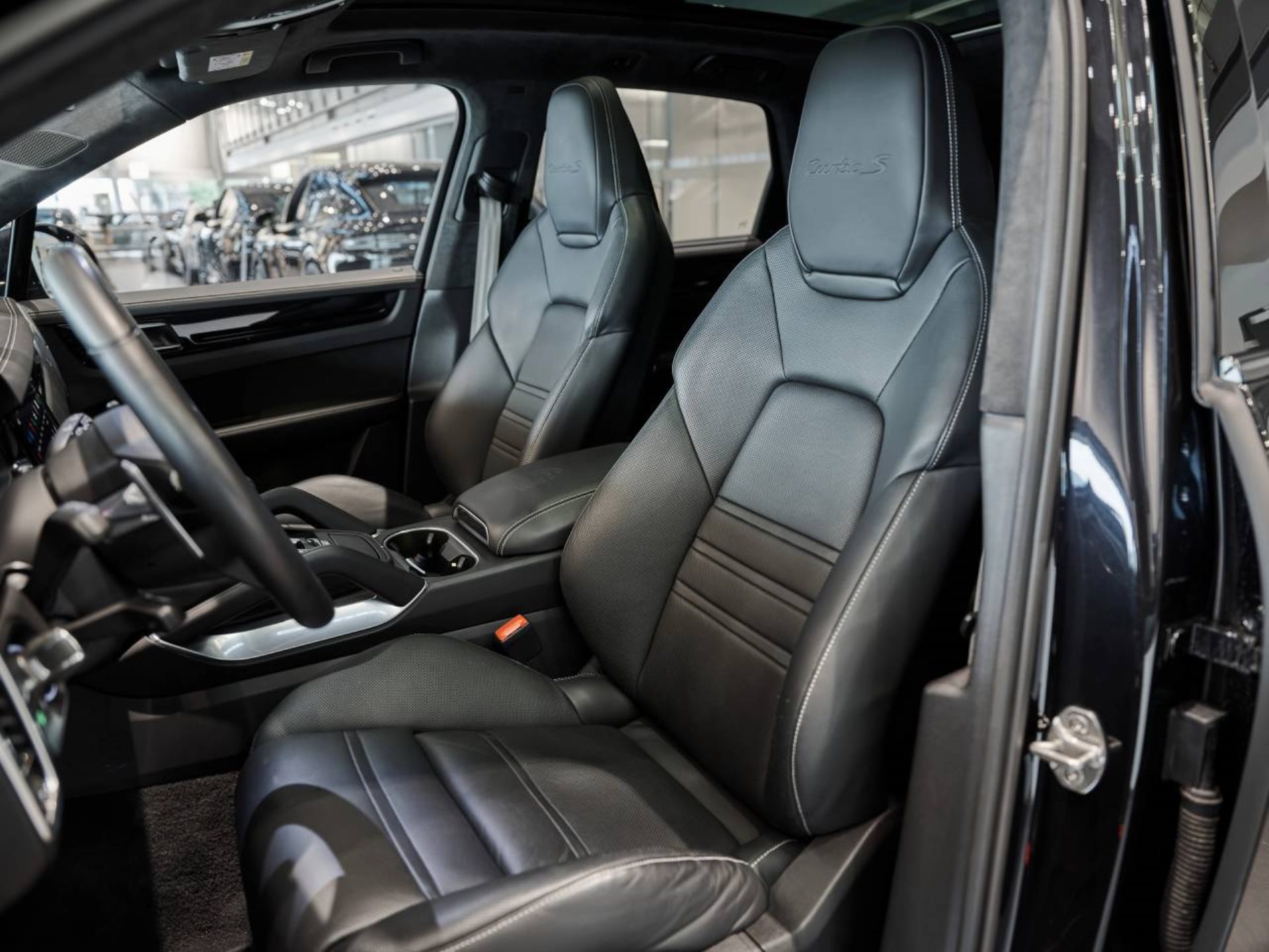 PORSCHE Cayenne Turbo S E-Hybrid-image-4