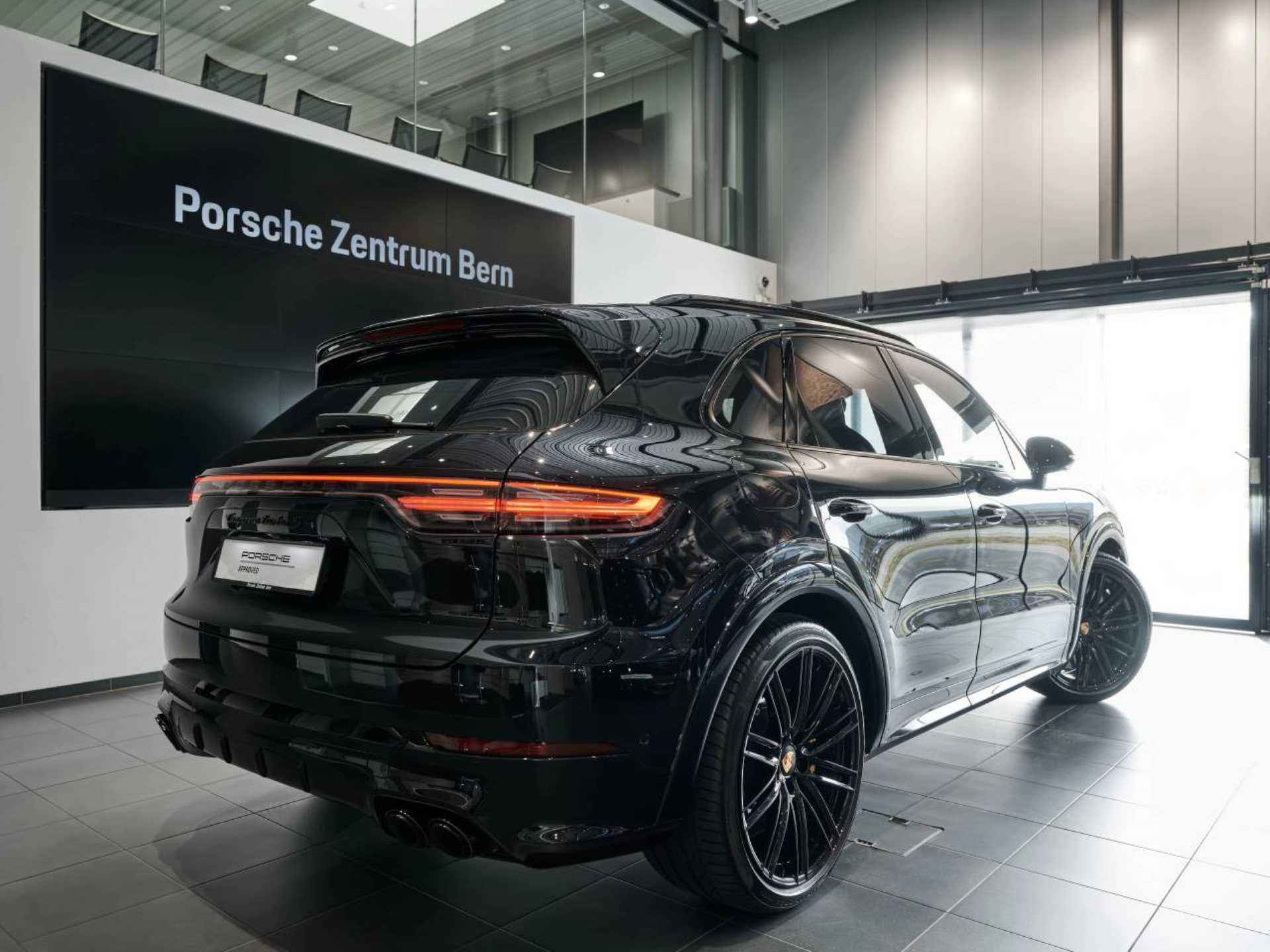 PORSCHE Cayenne Turbo S E-Hybrid-image-2