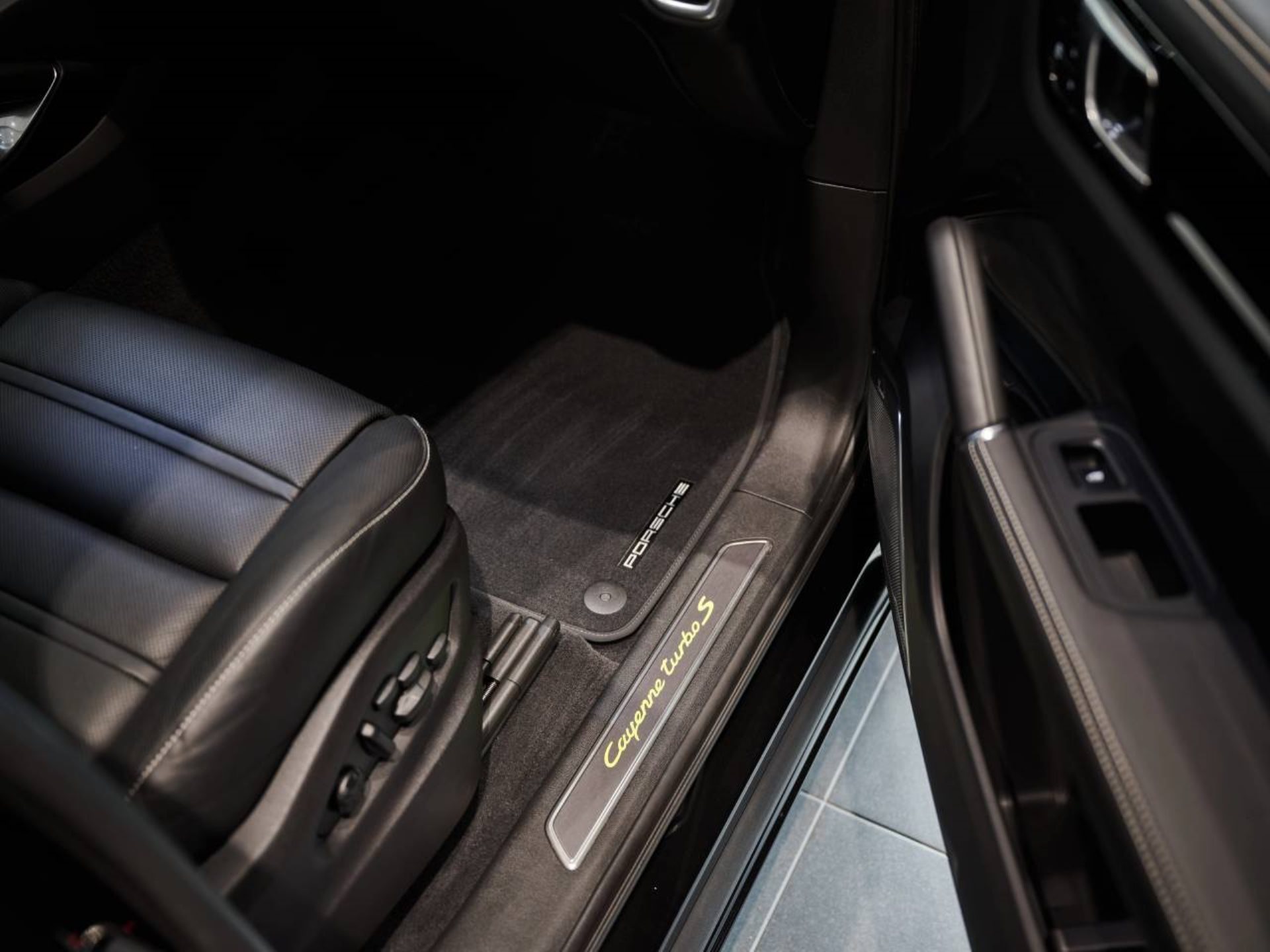 PORSCHE Cayenne Turbo S E-Hybrid-image-21