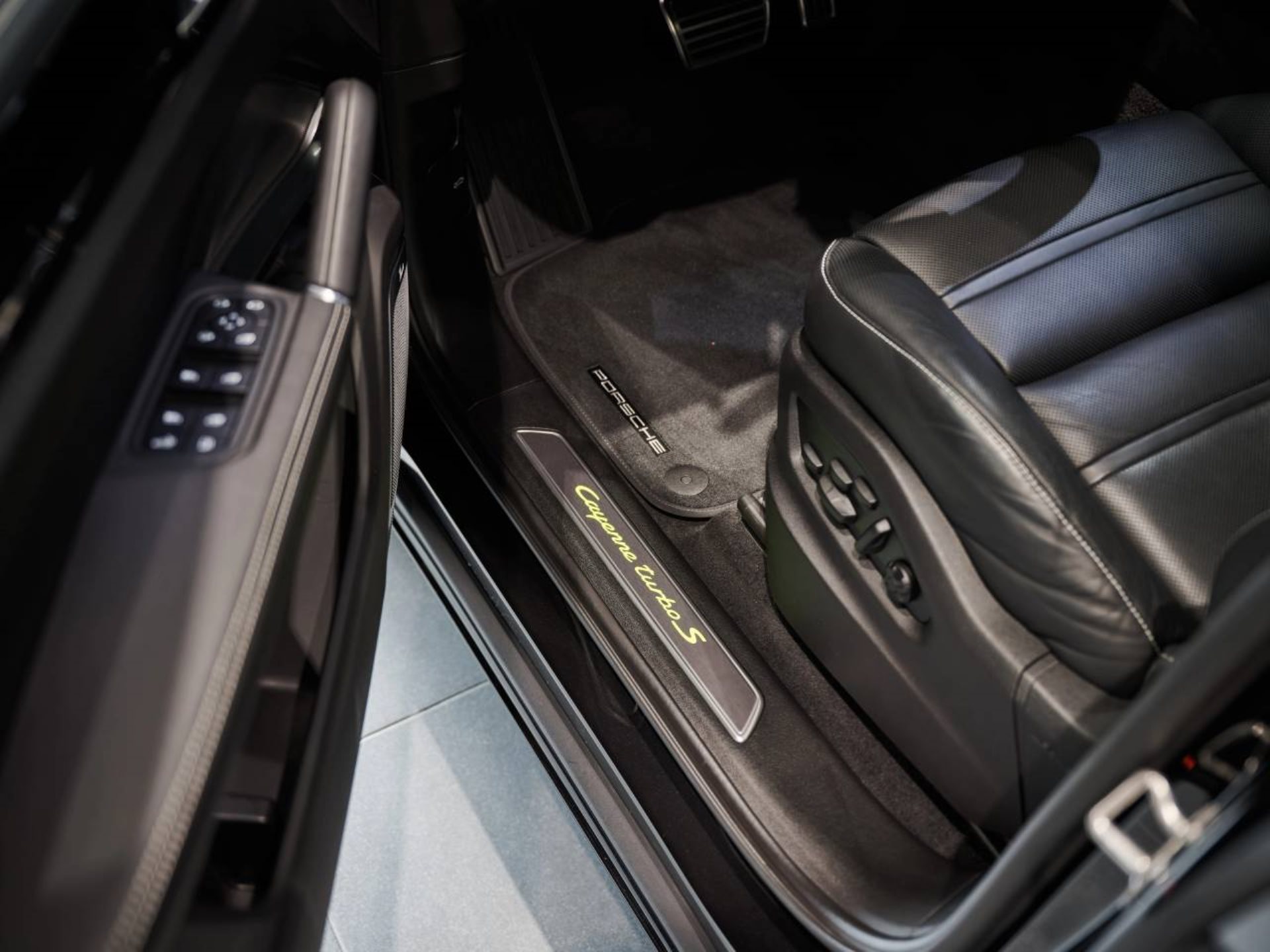 PORSCHE Cayenne Turbo S E-Hybrid-image-19