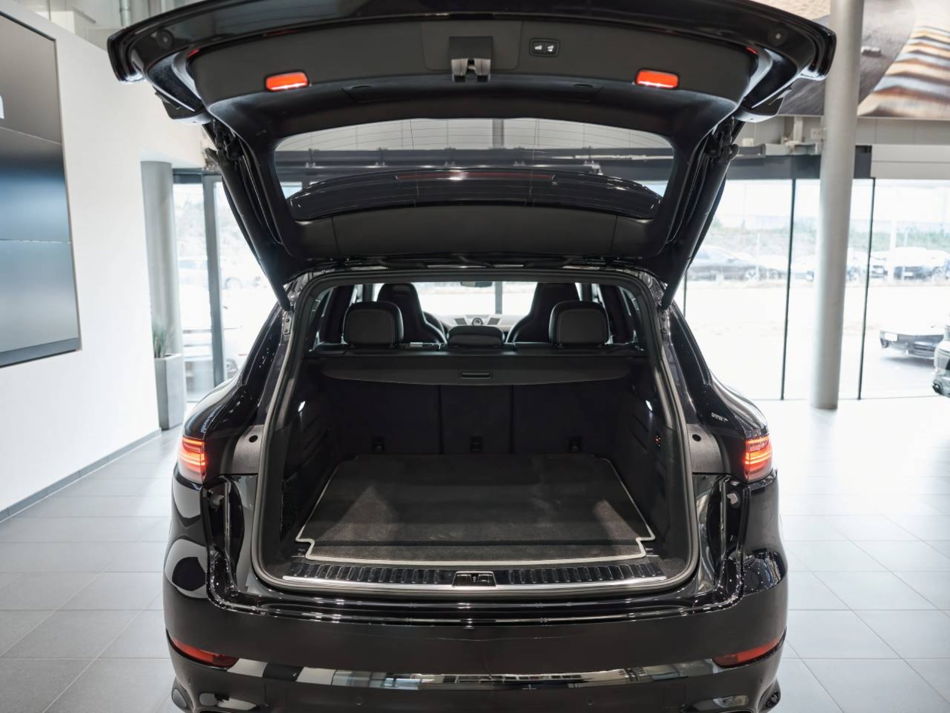 PORSCHE Cayenne Turbo S E-Hybrid-image-6