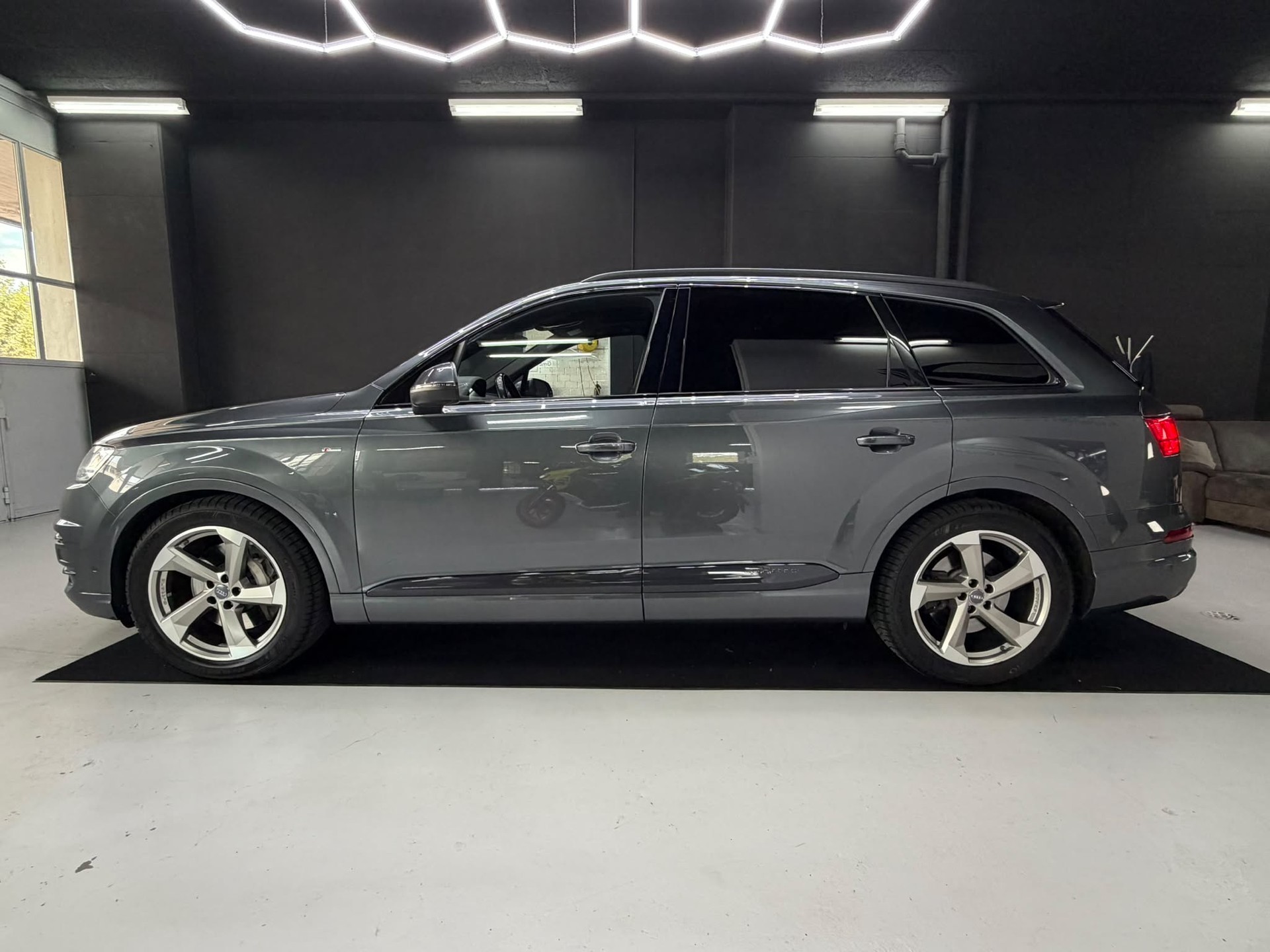 AUDI Q7 3.0 TDI quattro tiptronic S Line-image-3