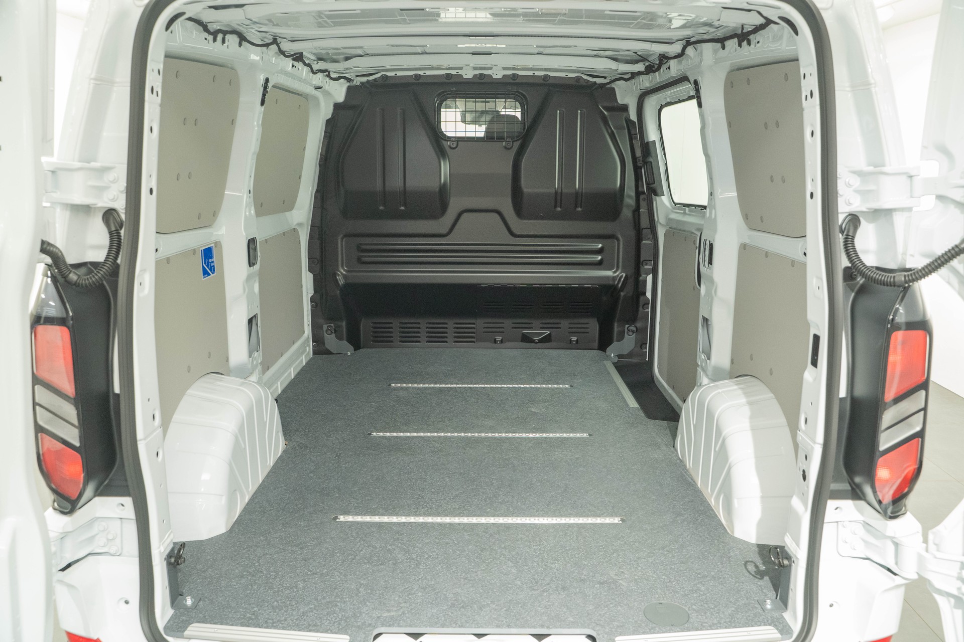 FORD Transit C Van 320 L1 2.5 Duratec 233 Trend PHEV-image-4